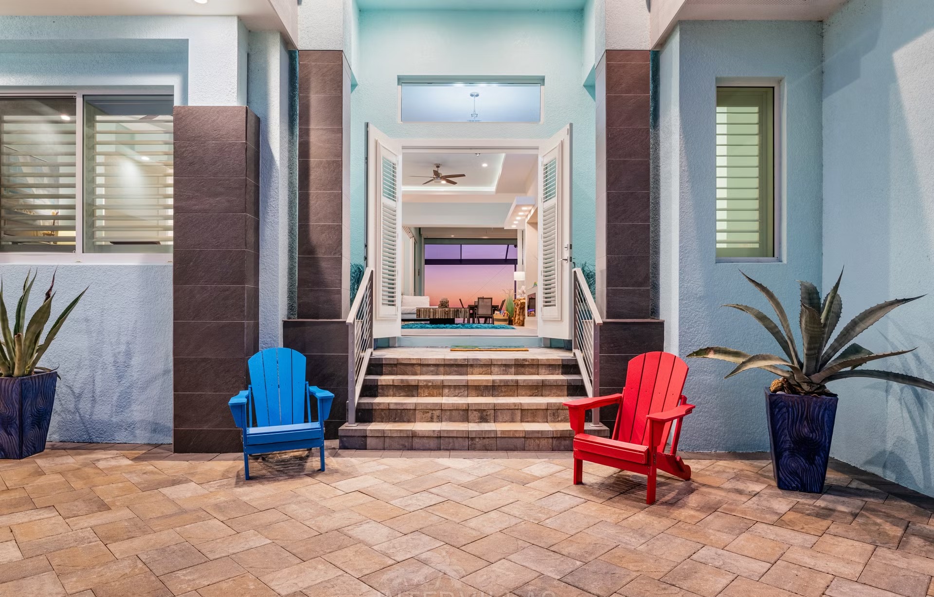 Privates Bootsdock am River mit Blick aufs Wasser.