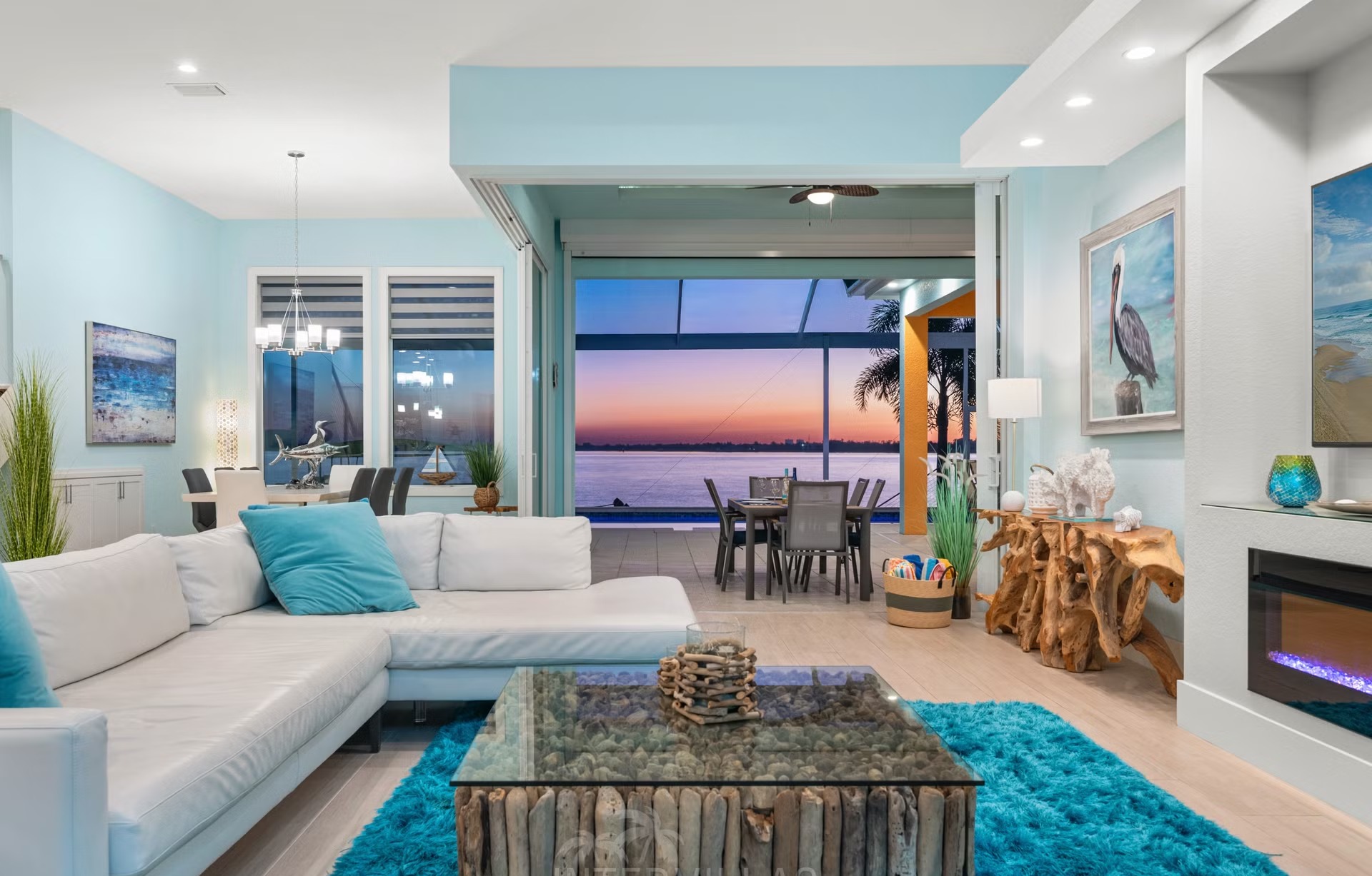 Privates Bootsdock am Flussufer mit Blick aufs Wasser.