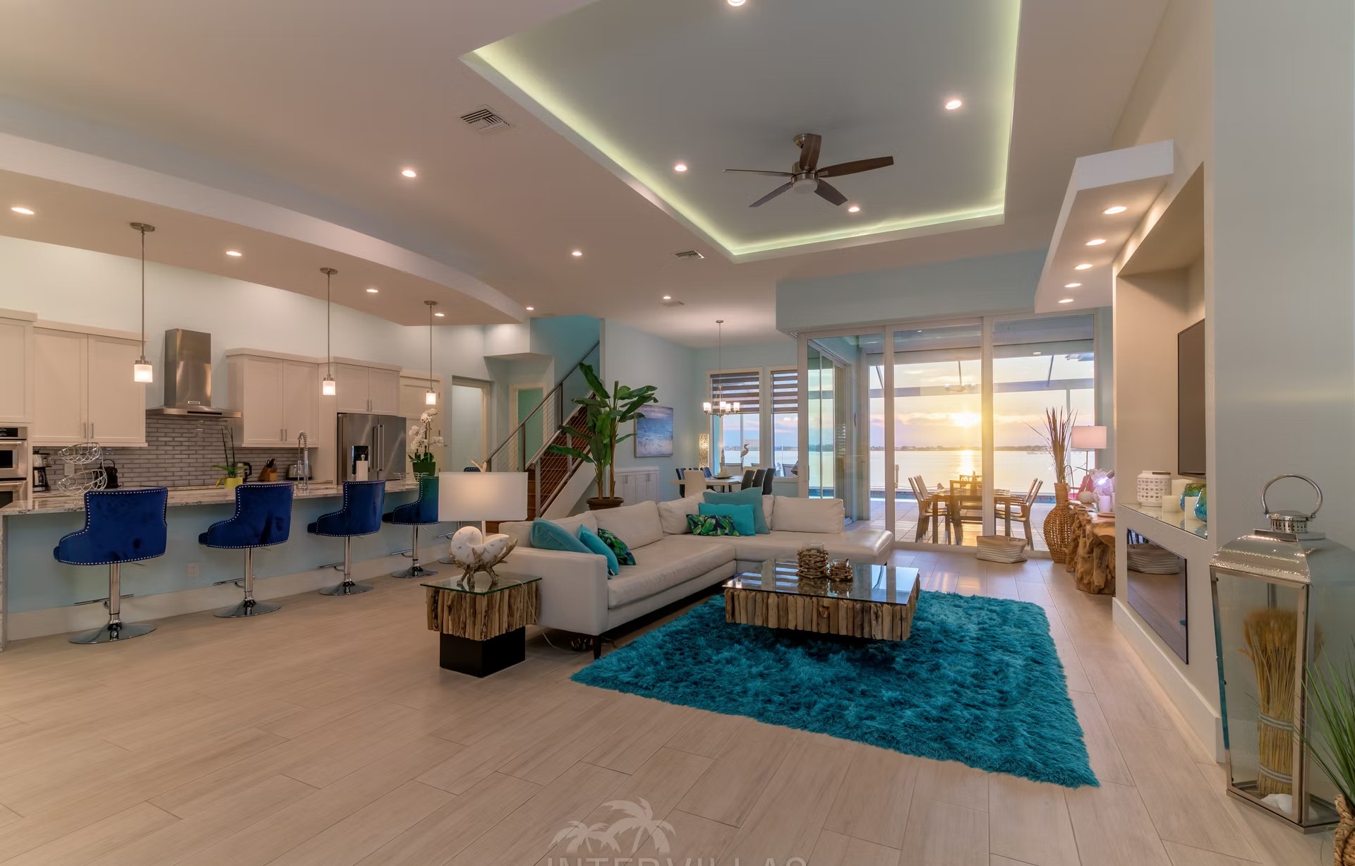 Privates Bootsdock am River mit Blick aufs Wasser.