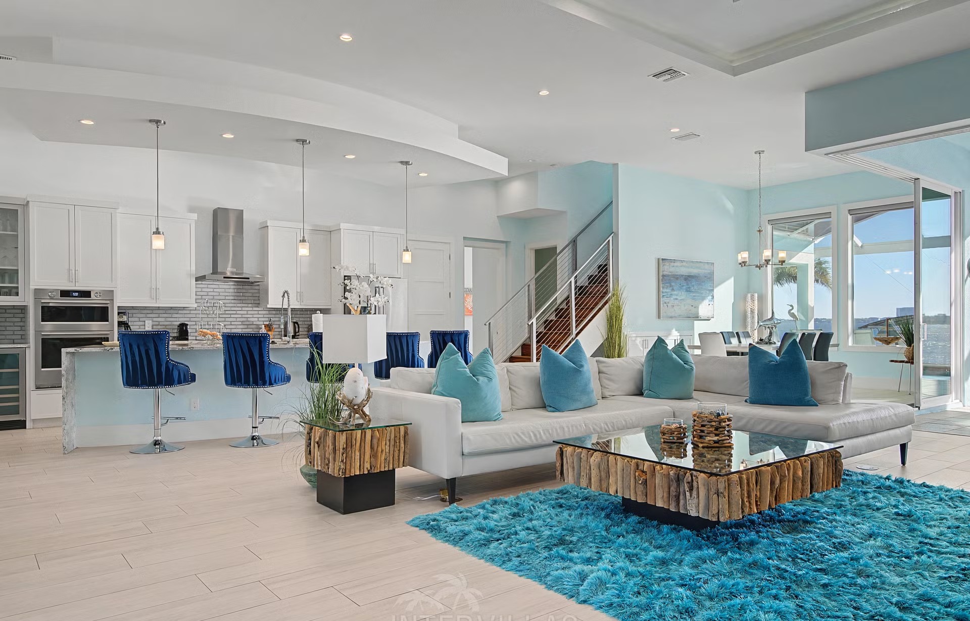 Privates Bootsdock am River mit Blick aufs Wasser.