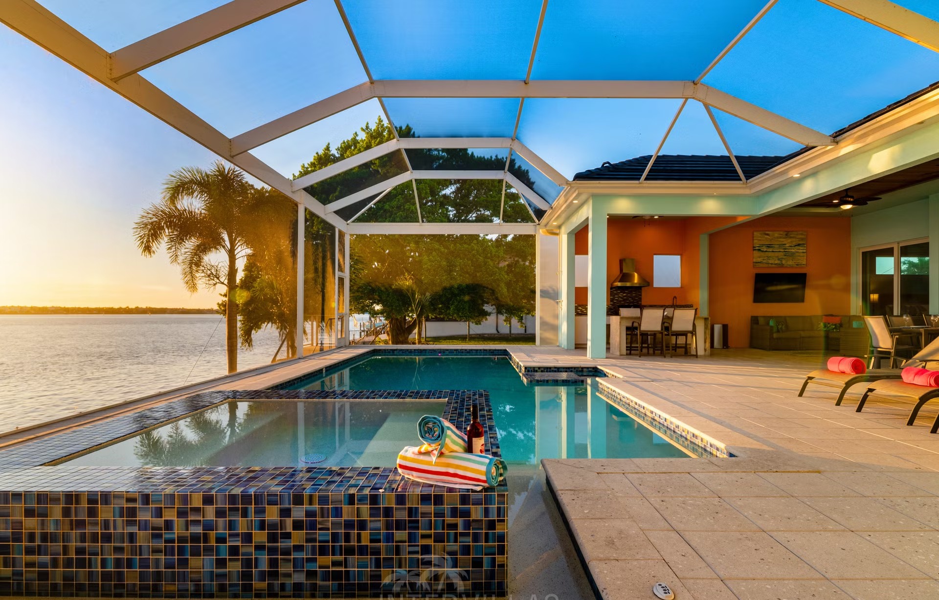 Privates Bootsdock am Flussufer mit Blick aufs Wasser.