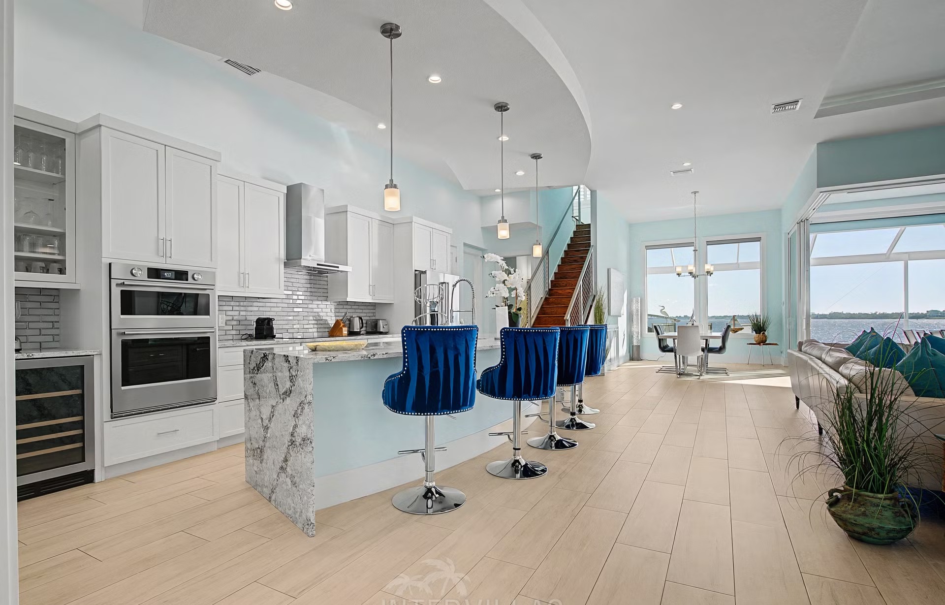 Privates Bootsdock am River hinter der Villa.