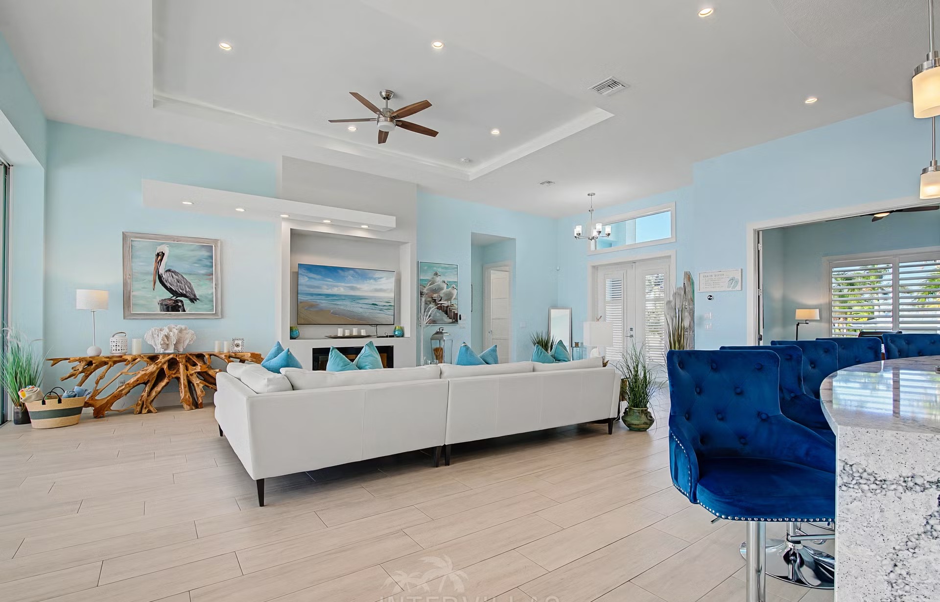 Privates Bootsdock am River mit Blick aufs Wasser.