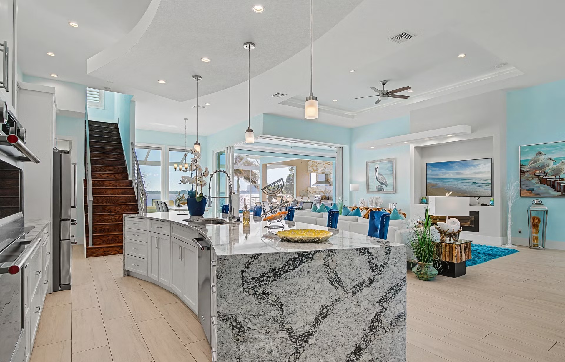 Privates Bootsdock am River mit Blick aufs Wasser.