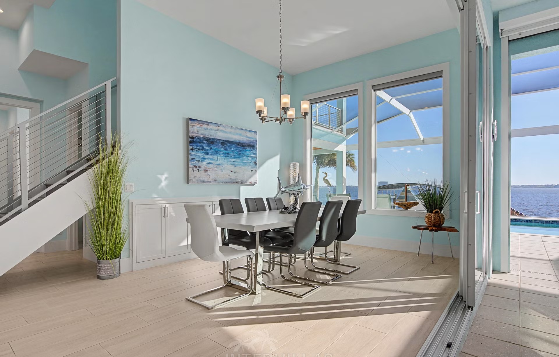 Privates Bootsdock am River mit Blick aufs Wasser.