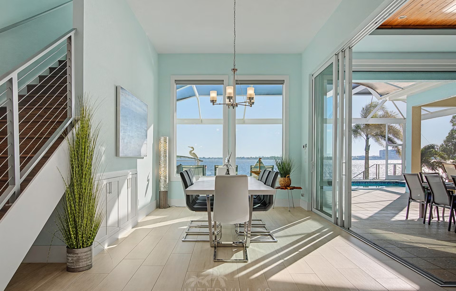 Privates Bootsdock am Flussufer mit Blick aufs Wasser.