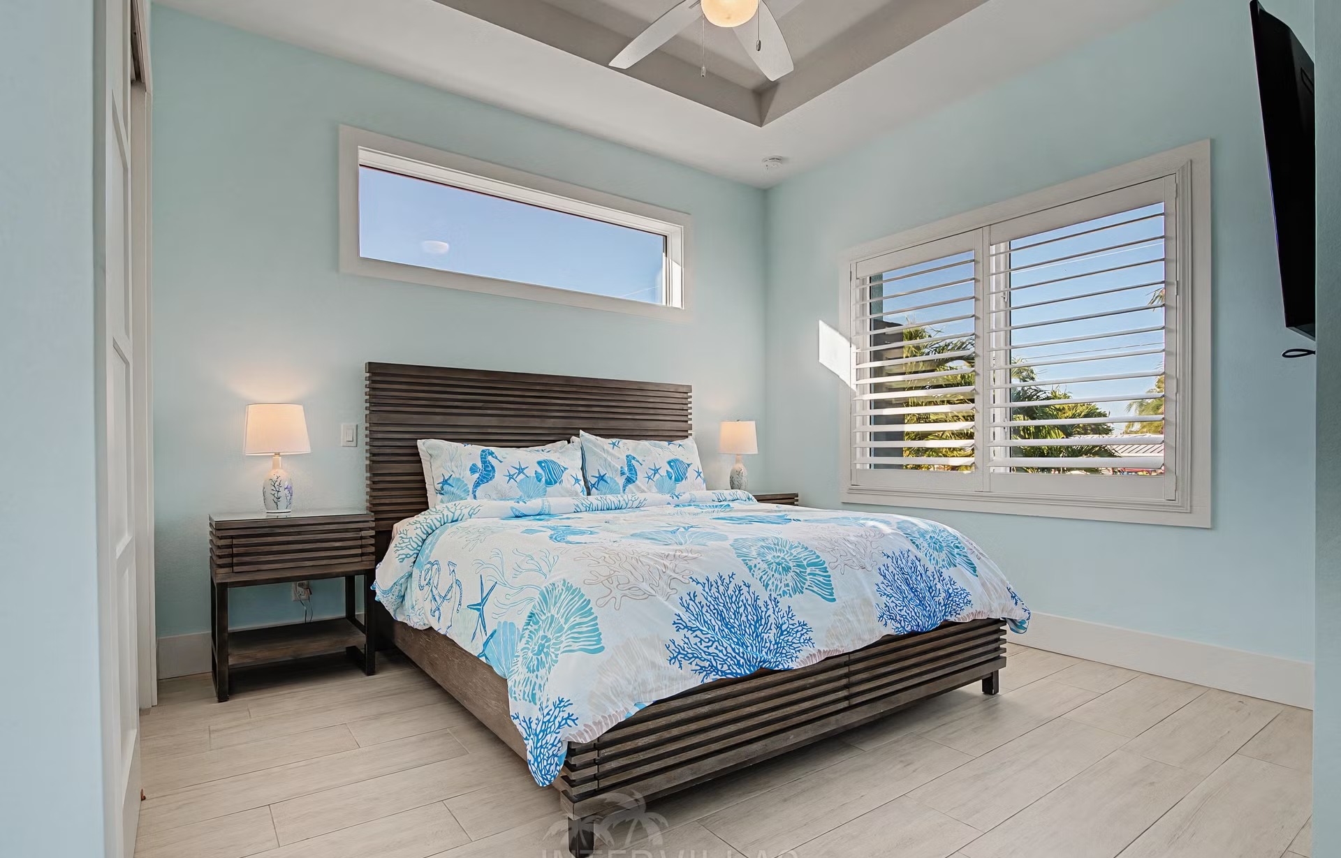 Privates Bootsdock am River mit Blick aufs Wasser.