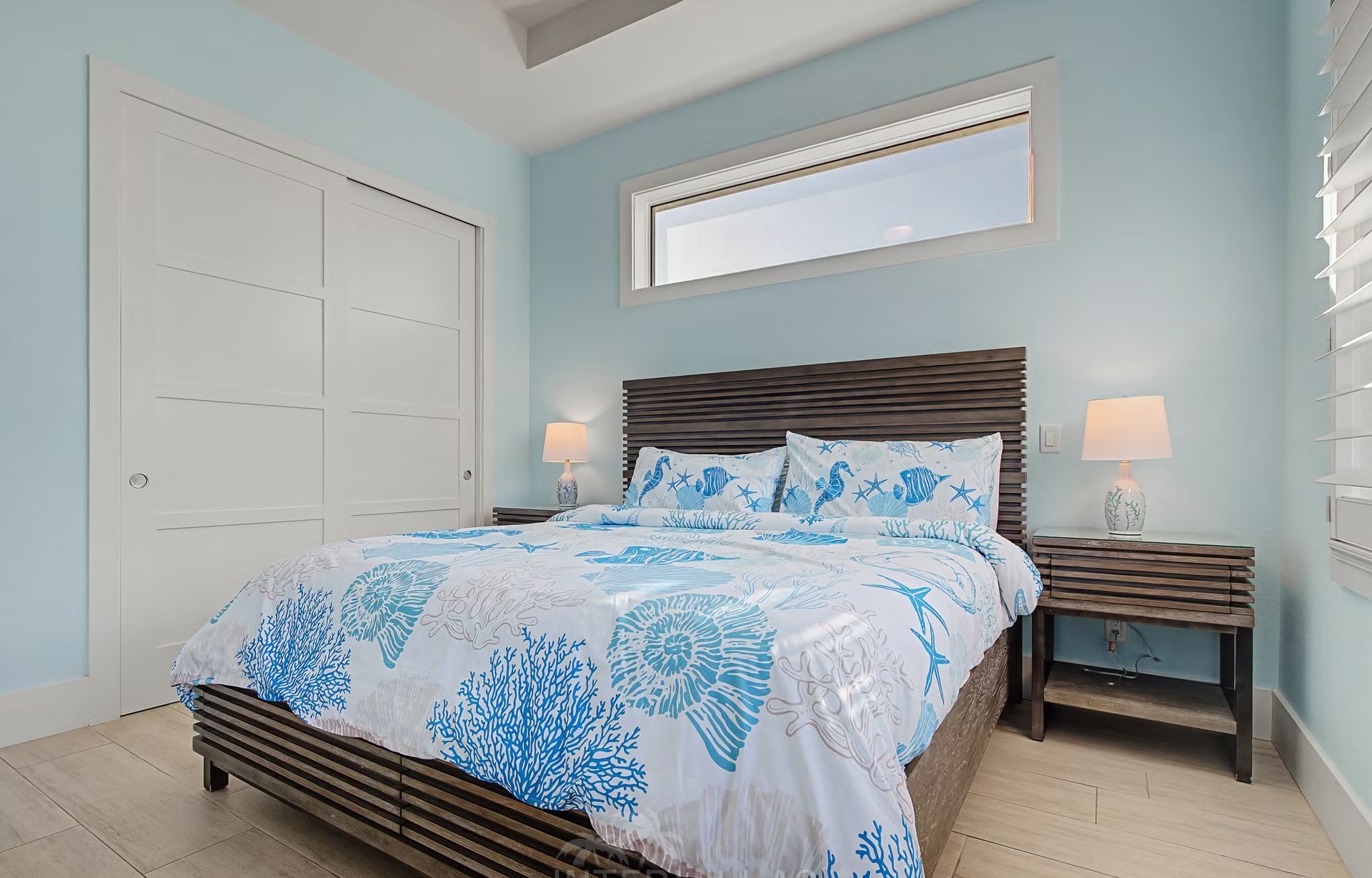 Privates Bootsdock am Flussufer mit Blick aufs Wasser.