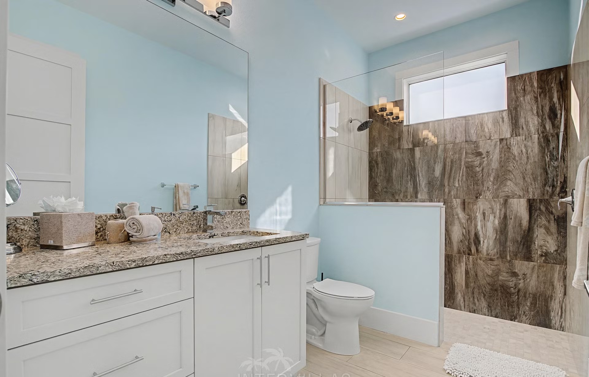 Privates Bootsdock am River mit Blick aufs Wasser.