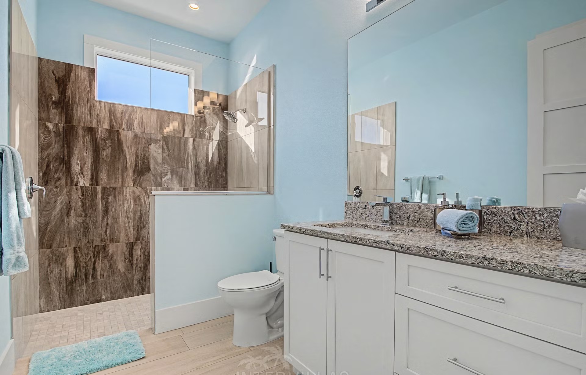 Privates Bootsdock am River mit Bootslift.