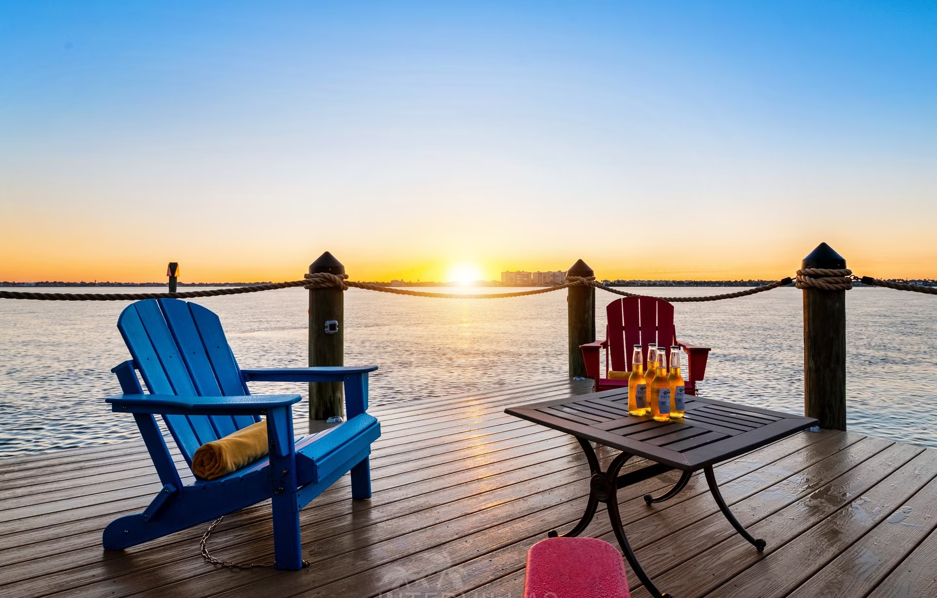 Privates Bootsdock am Flussufer mit Blick aufs Wasser.