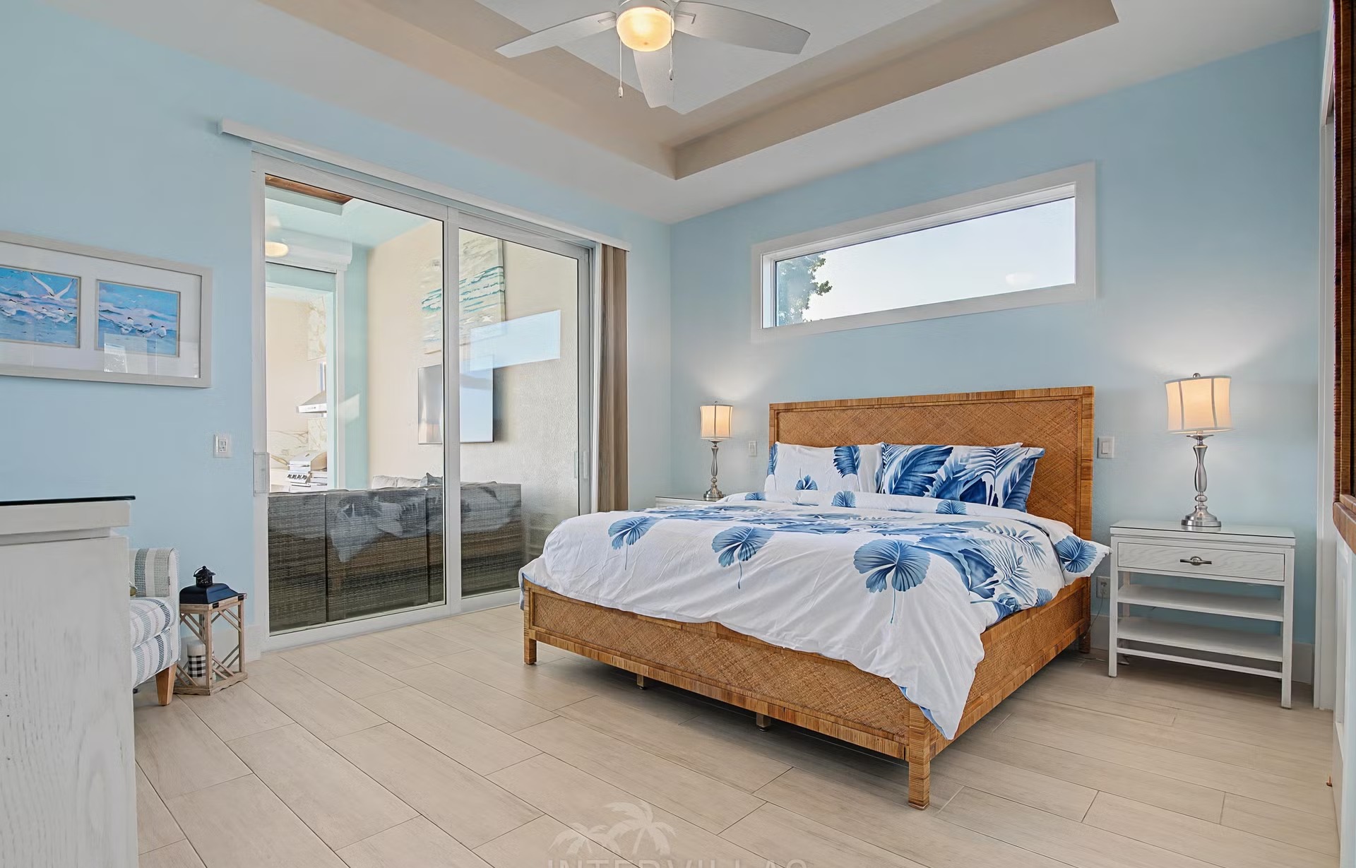 Privates Bootsdock am Flussufer mit Blick aufs Wasser.