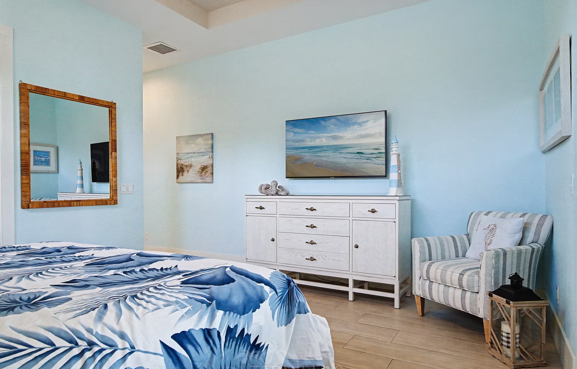 Privates Bootsdock am Flussufer mit Blick aufs Wasser.