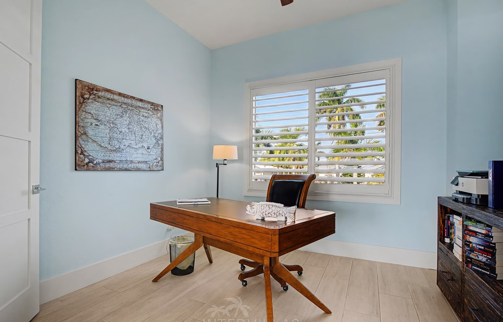 Privates Bootsdock am River mit Blick aufs Wasser.