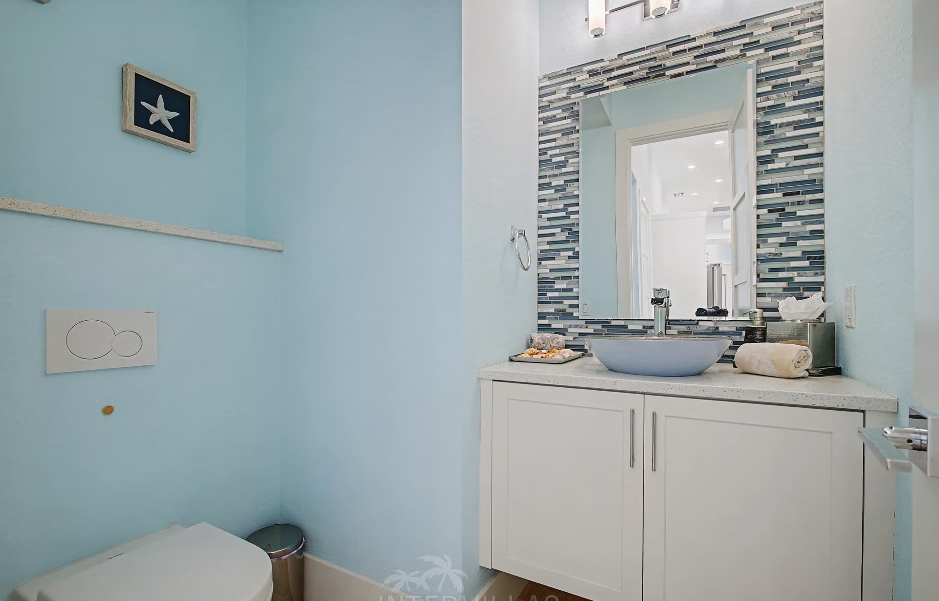 Privates Bootsdock am Flussufer mit Blick aufs Wasser.