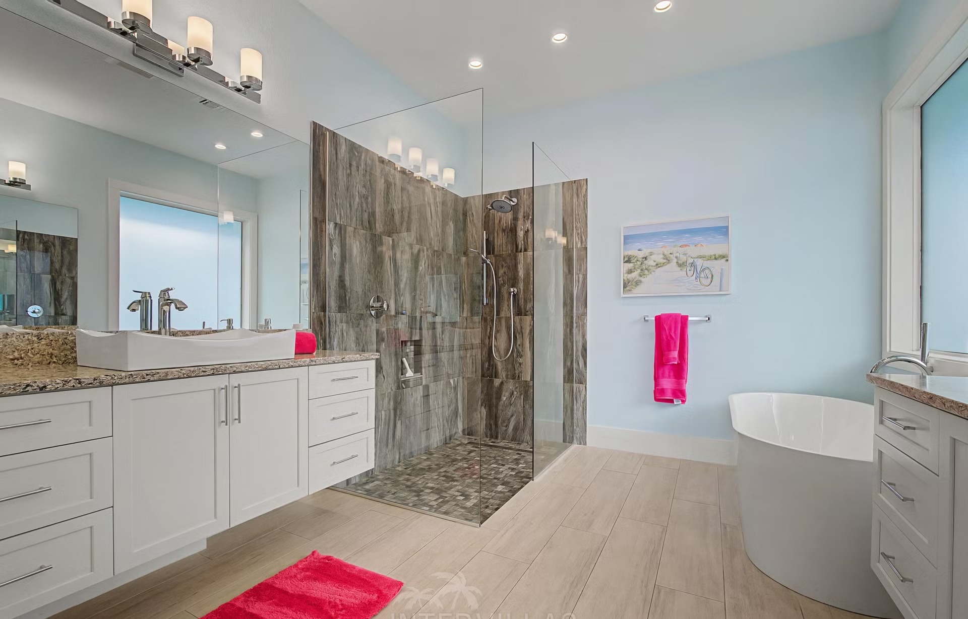 Privates Bootsdock am River mit Blick aufs Wasser.