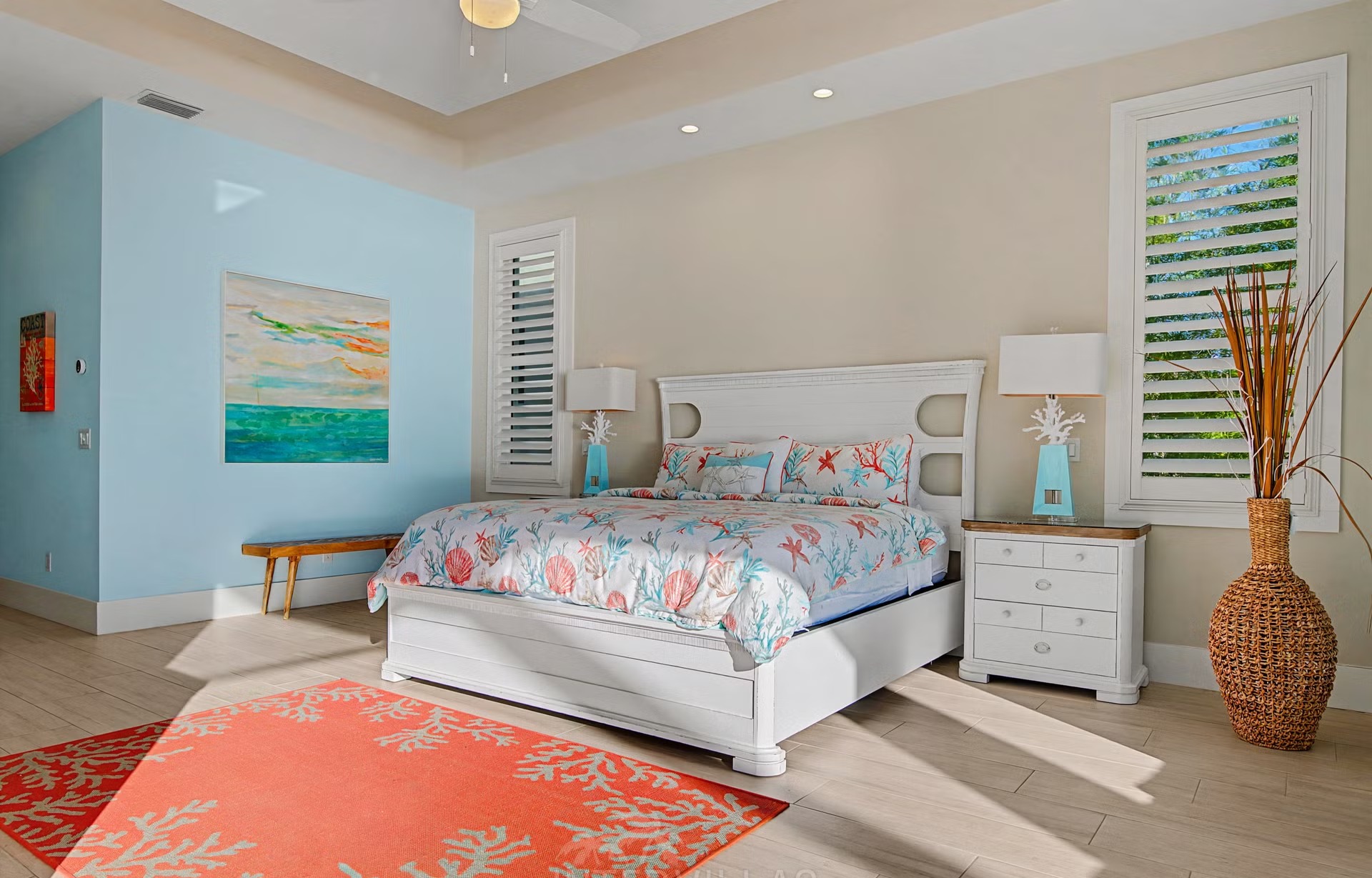 Privates Bootsdock am Fluss mit Bootslift.