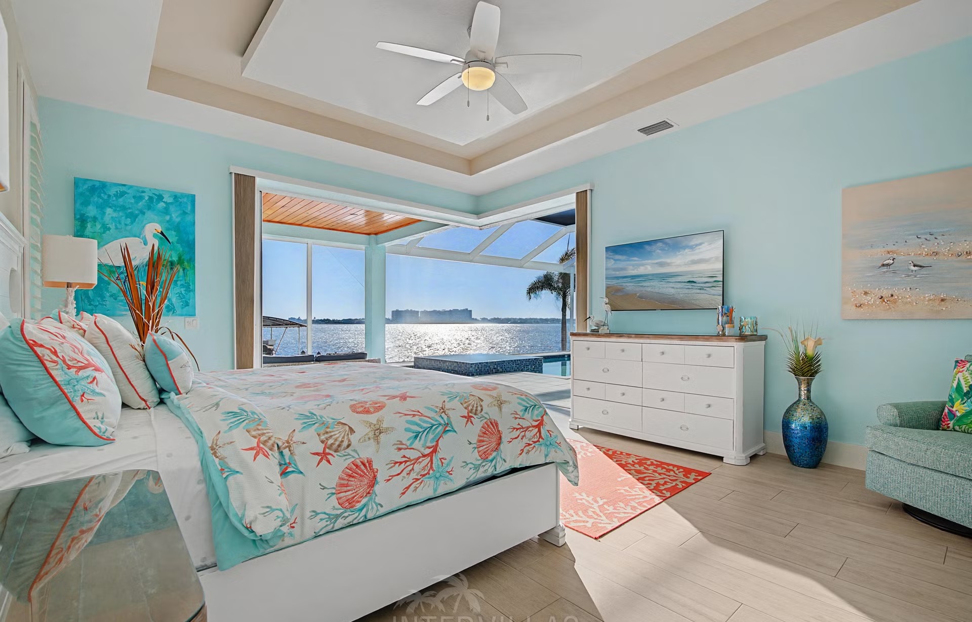 Privates Bootsdock am River mit Blick aufs Wasser.