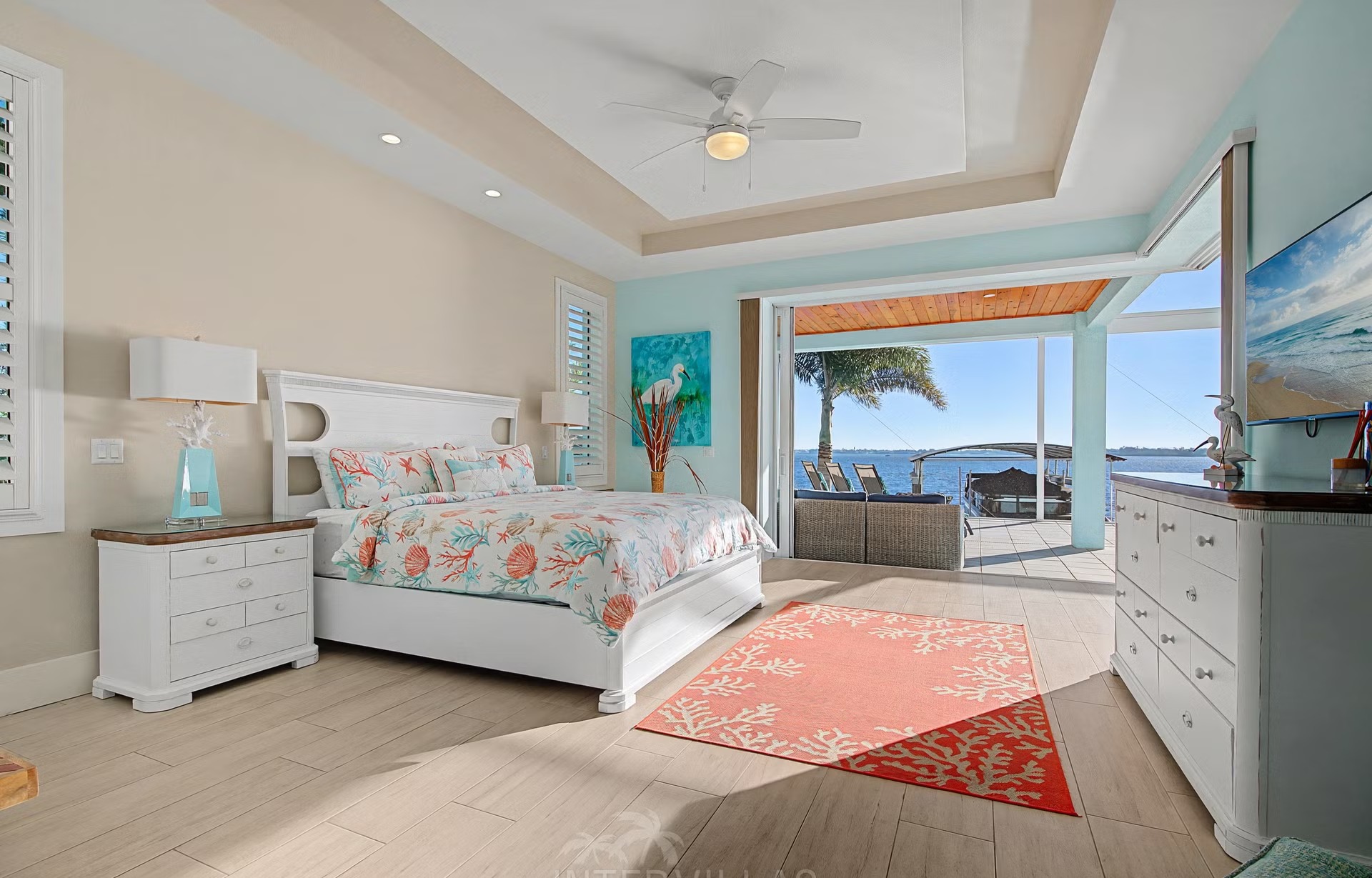 Privates Bootsdock am River mit Blick aufs Wasser.