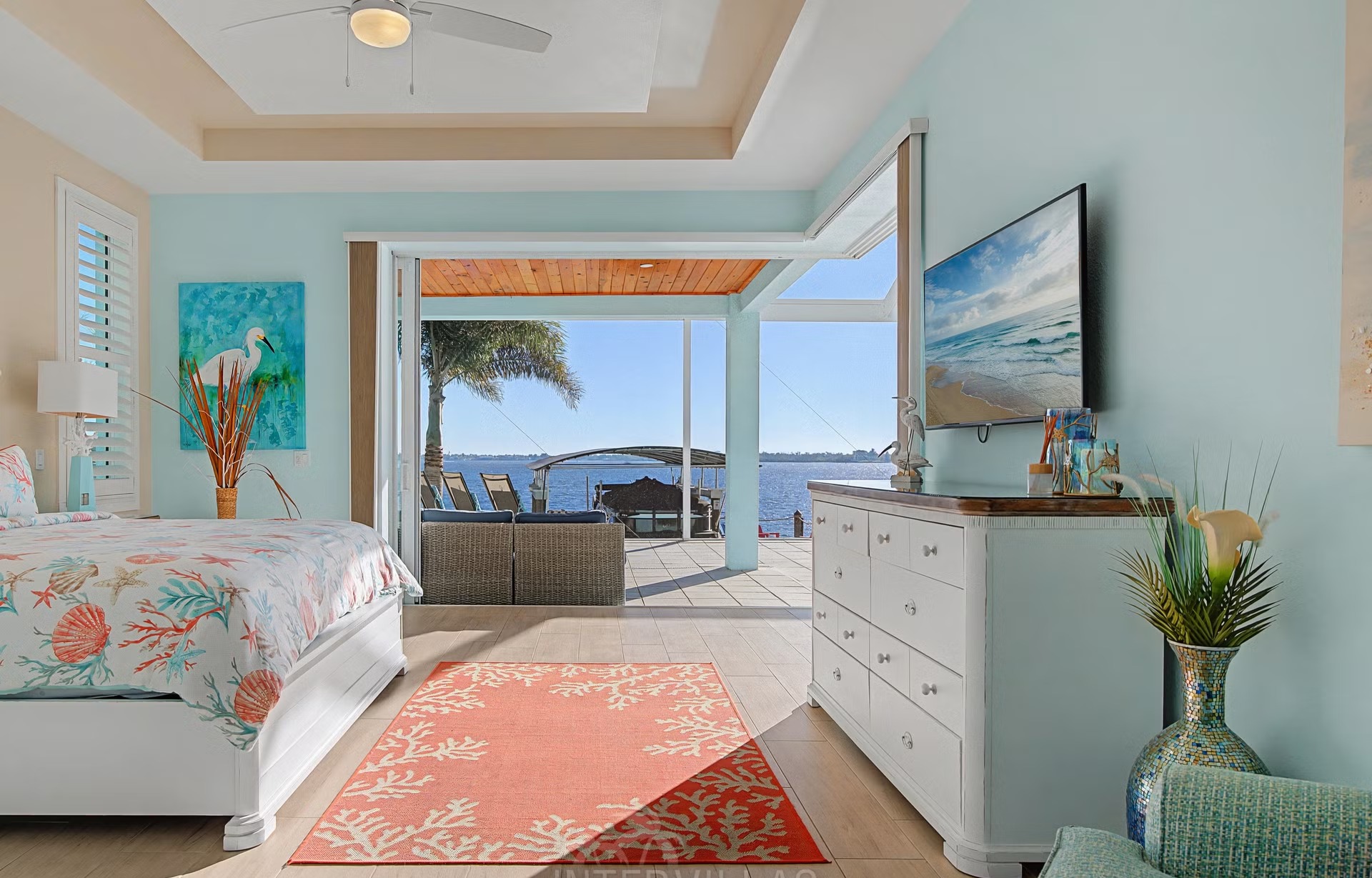 Privates Bootsdock am River mit Bootslift und Blick aufs Wasser.