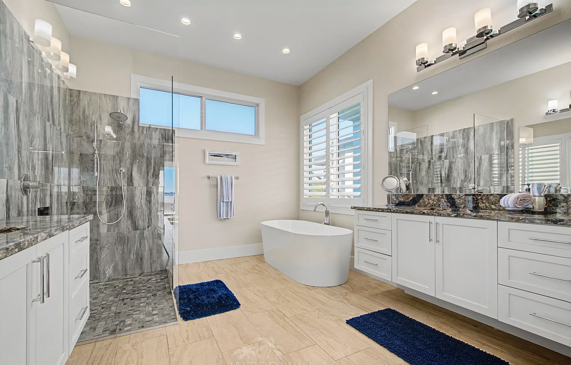 Privates Bootsdock am River mit Blick aufs Wasser.