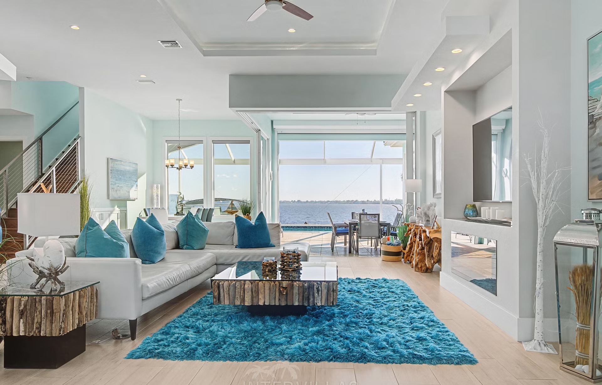 Privates Bootsdock am Flussufer mit Blick aufs Wasser.