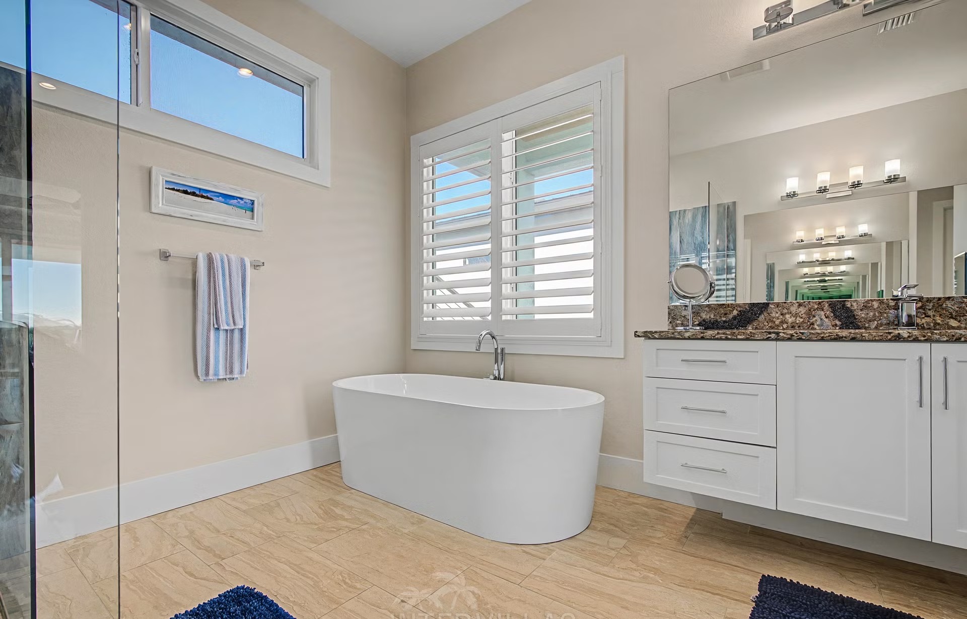 Privates Bootsdock am River mit Blick aufs Wasser.