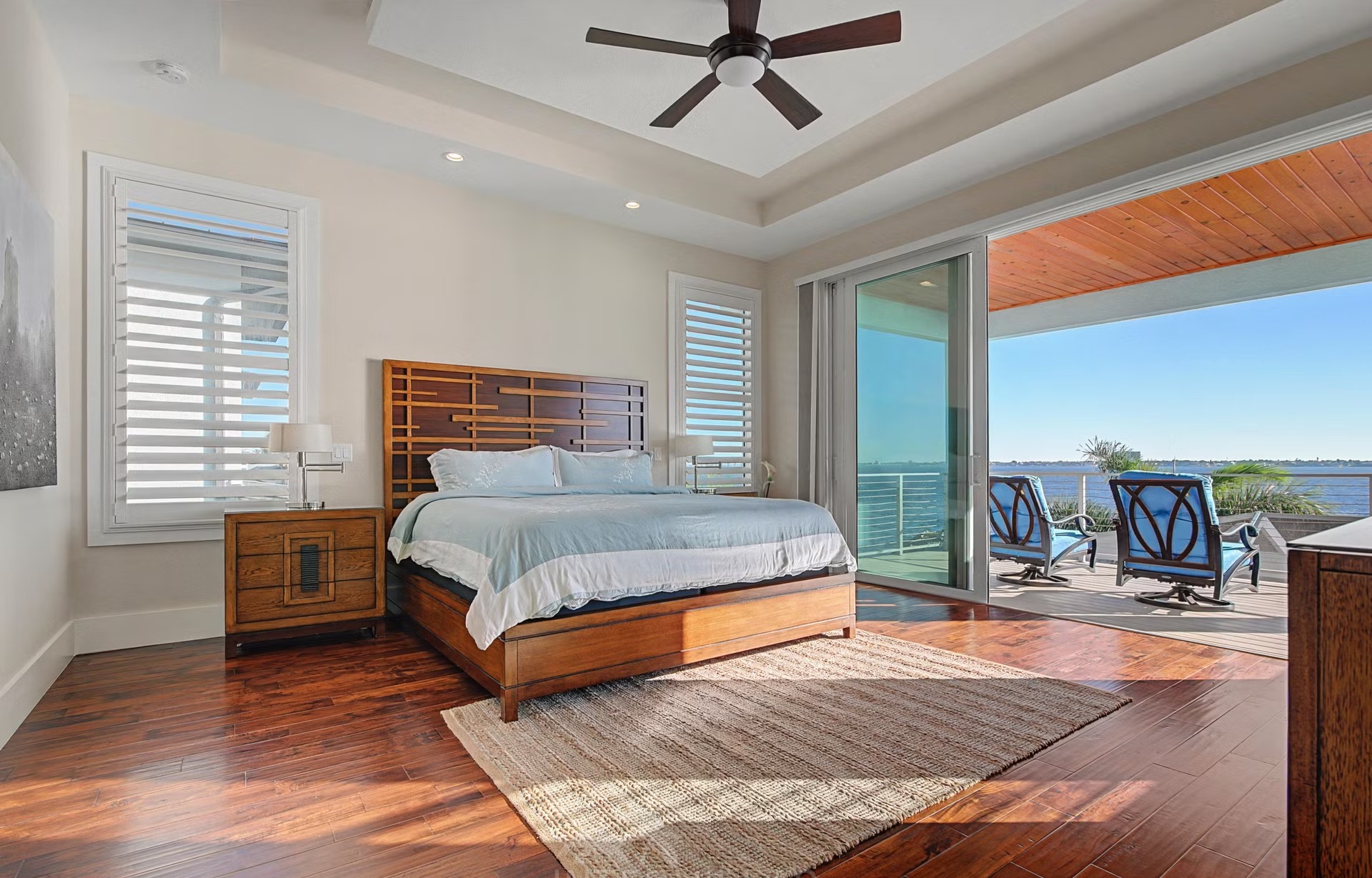 Privates Bootsdock am Flussufer mit Blick aufs Wasser.