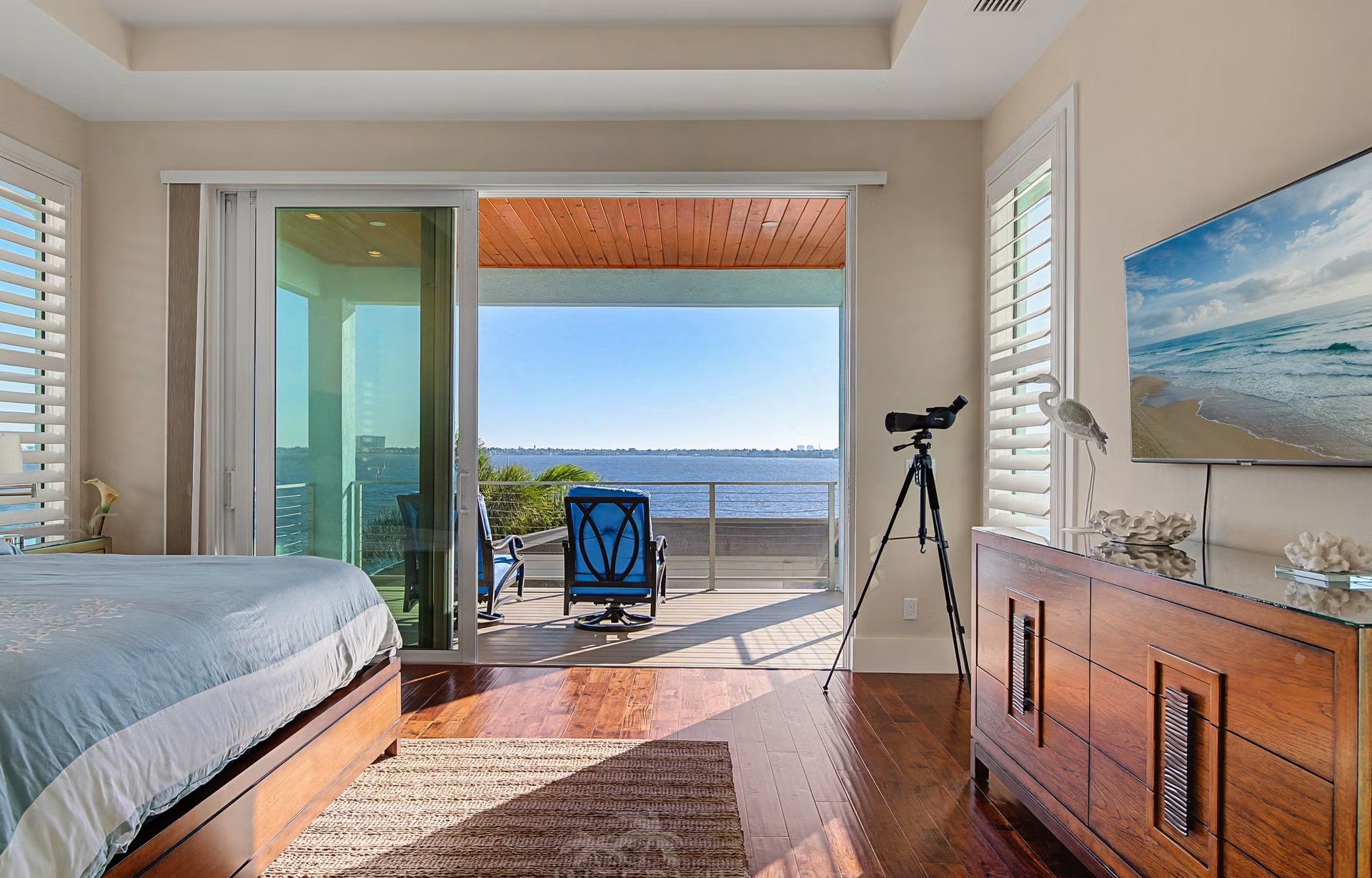 Privates Bootsdock am River mit Blick aufs Wasser.