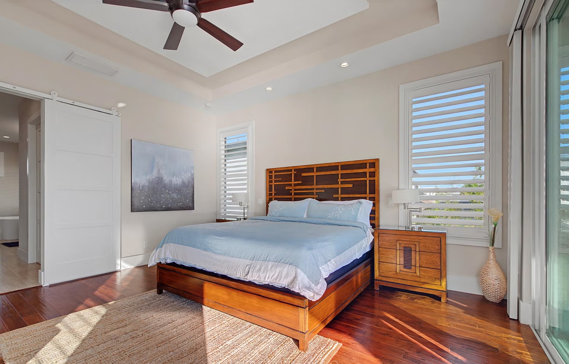 Privates Bootsdock am Flussufer mit Blick aufs Wasser.