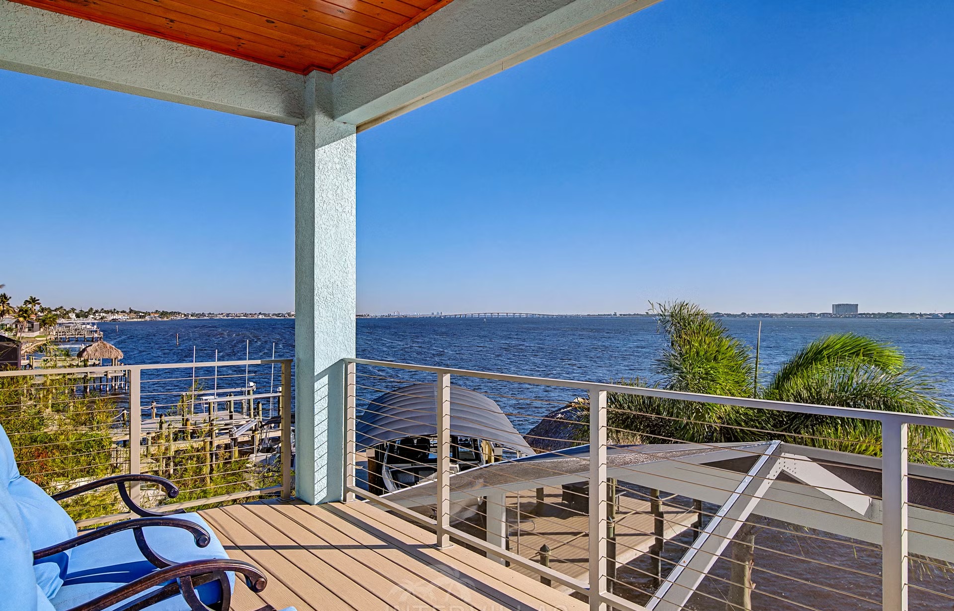 Privates Bootsdock am River mit Blick aufs Wasser.