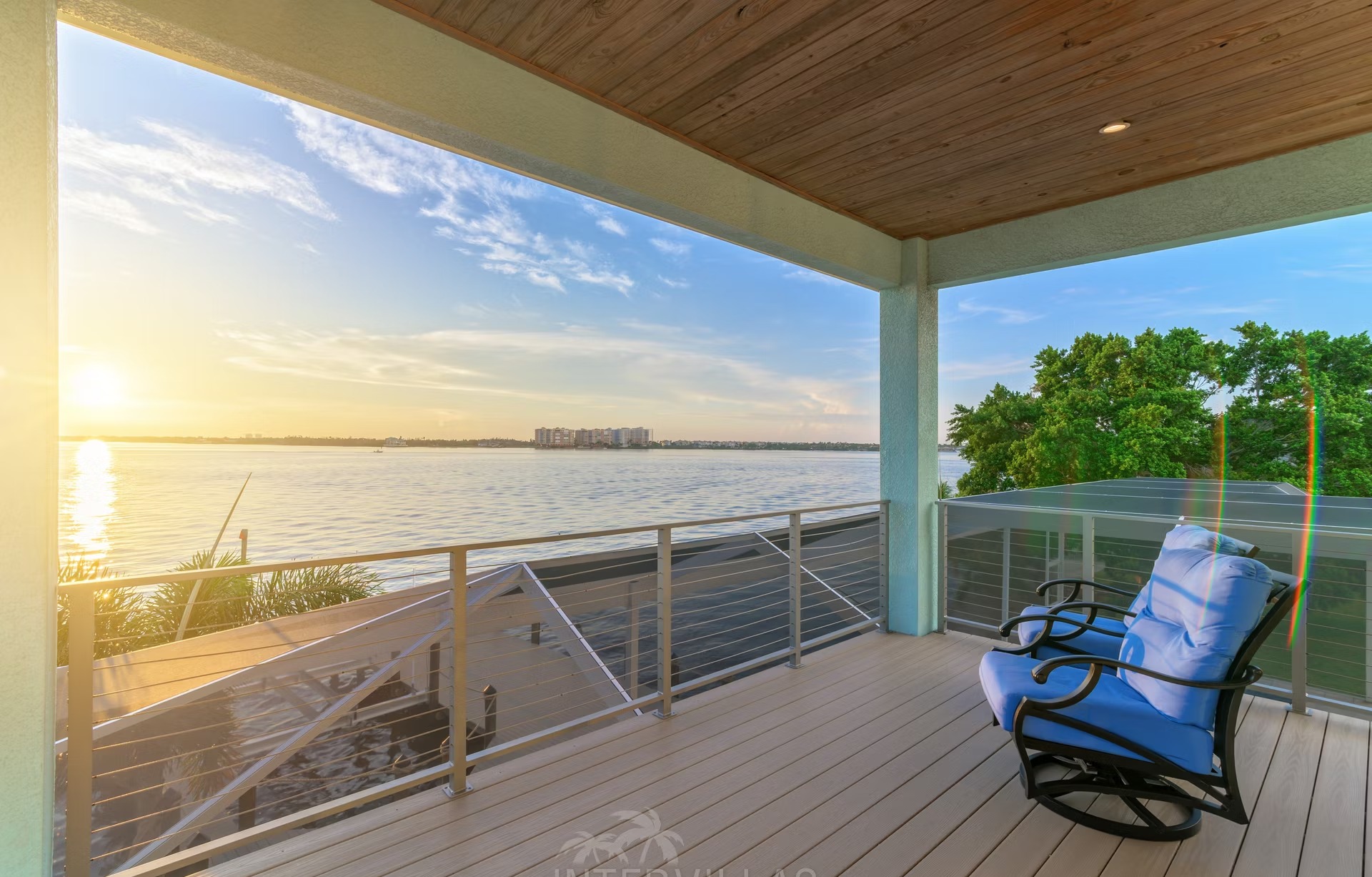 Privates Bootsdock am Flussufer mit Blick aufs Wasser.