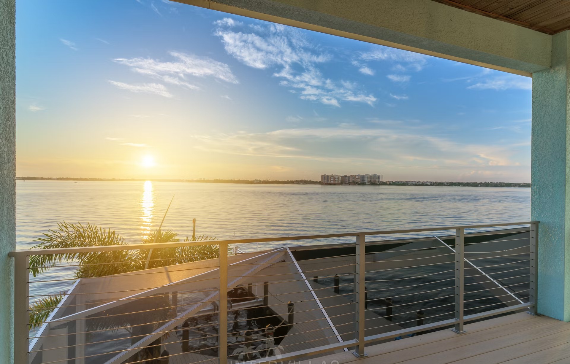Privates Bootsdock am River mit Blick aufs Wasser.