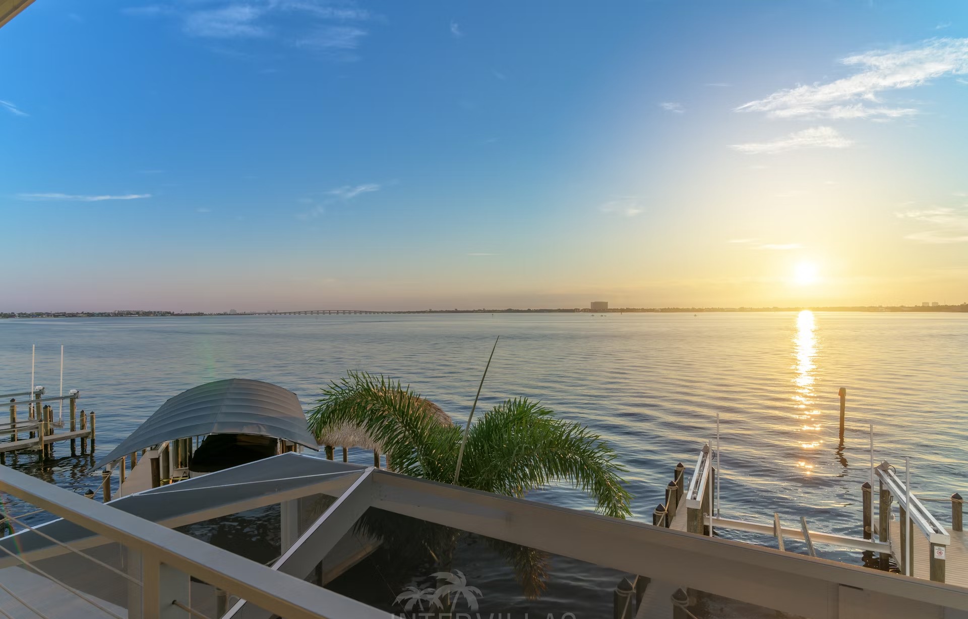 Privates Bootsdock am River mit Blick aufs Wasser.
