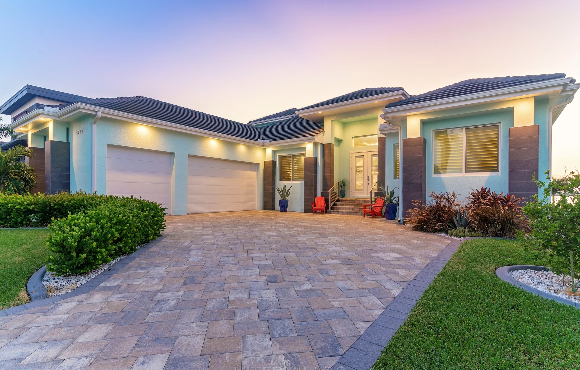 Riverfront mit privatem Bootsdock und Bootslift.