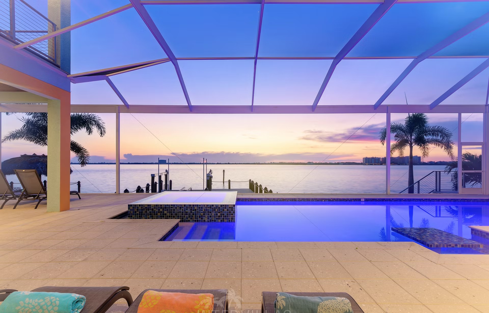 Privates Bootsdock am River mit Blick aufs Wasser.