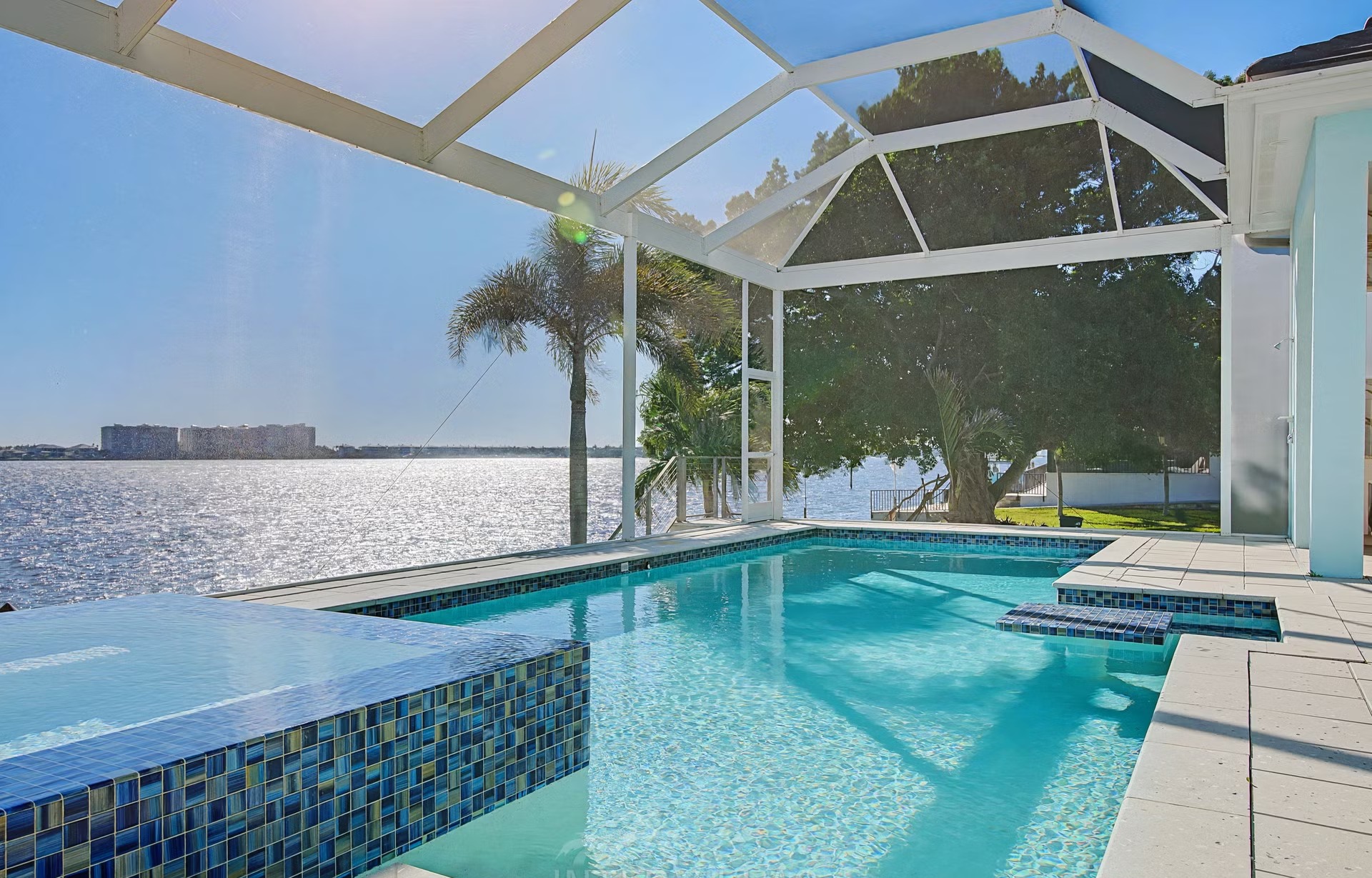 Privates Bootsdock am River mit Blick aufs Wasser.