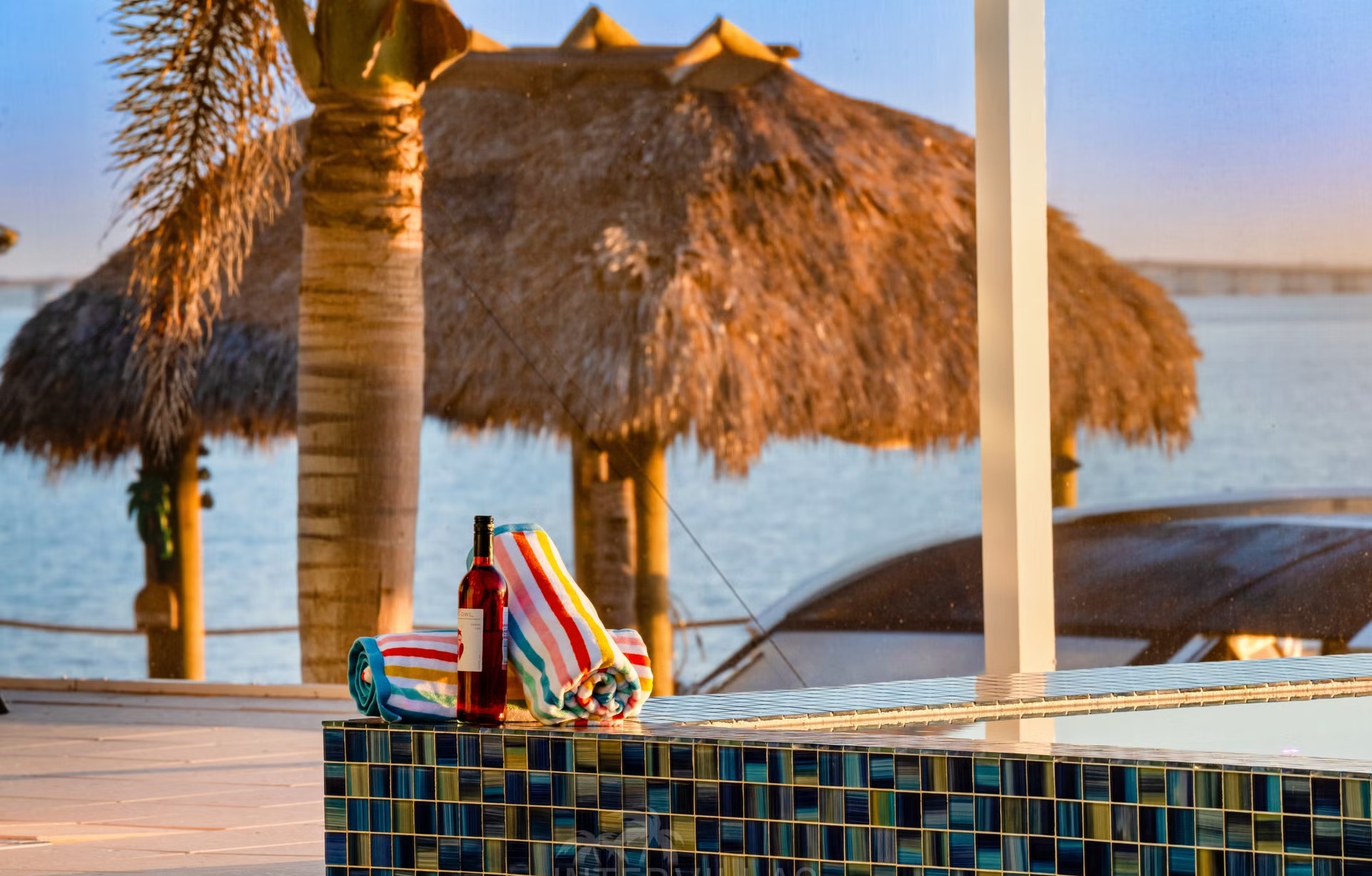 Privates Bootsdock am River mit Blick aufs Wasser.