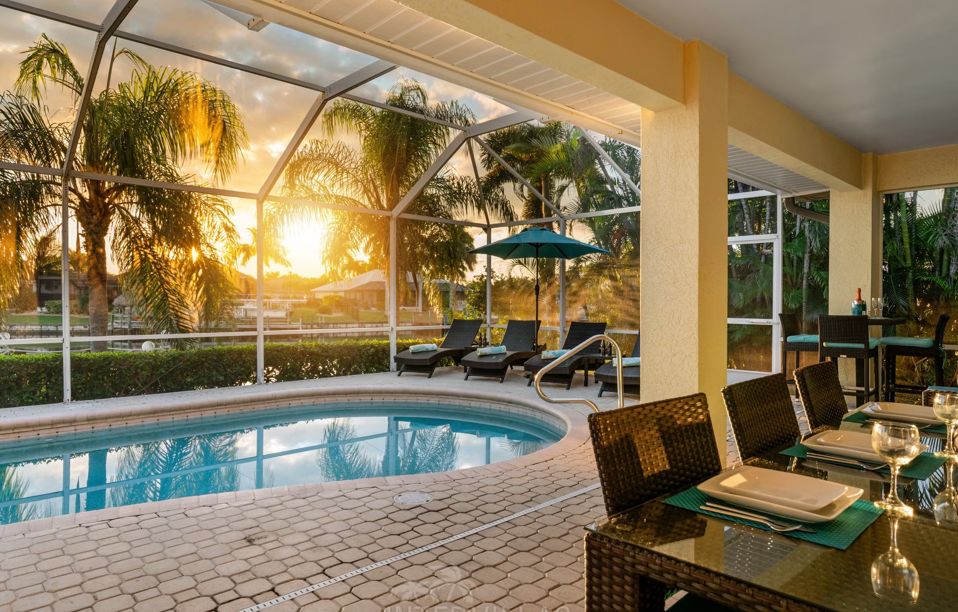 Poolbereich mit Liegen und Blick auf den Kanal und Bootssteg