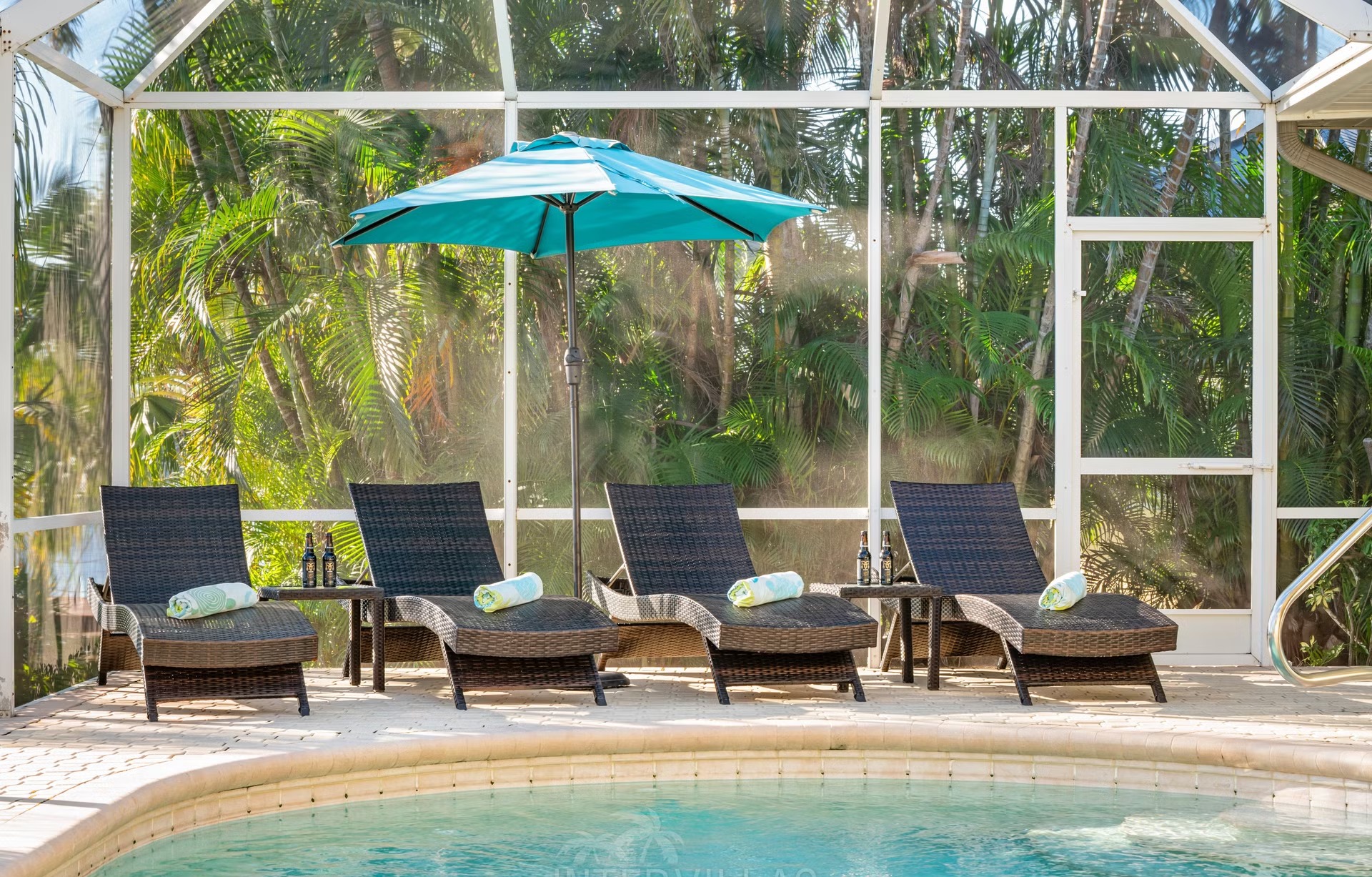 Poolbereich mit Liegen und überdachtem Sitzplatz am Kanal mit Bootssteg und Kajaks.