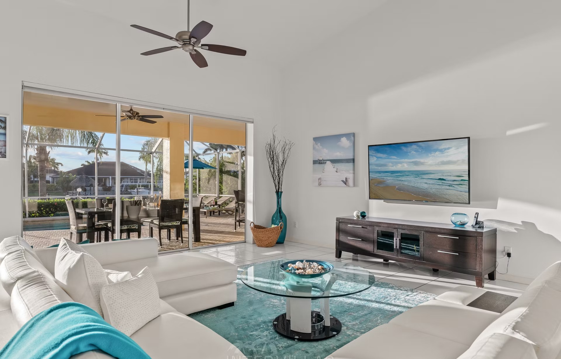 Beheizter Poolbereich mit Liegen und Blick auf den Kanal.