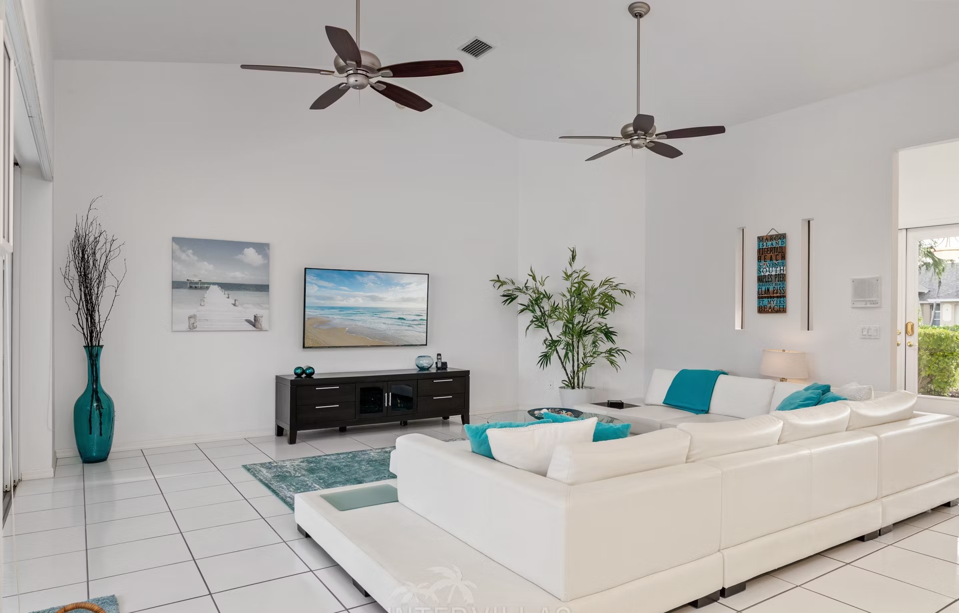 Poolbereich mit Liegen und Blick auf den Kanal am eigenen Dock.