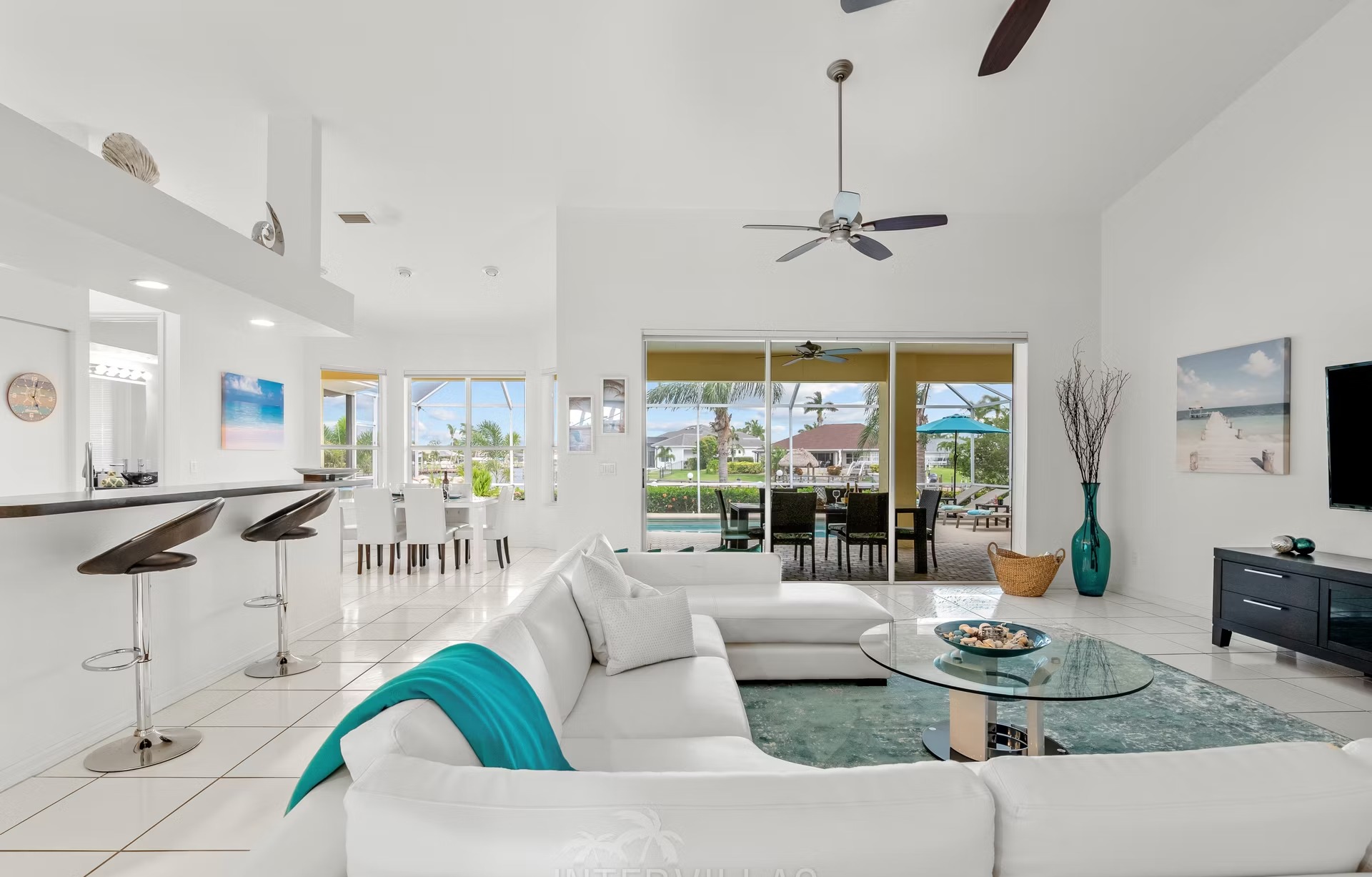 Poolbereich mit Liegen und Blick auf den Kanal am eigenen Dock.