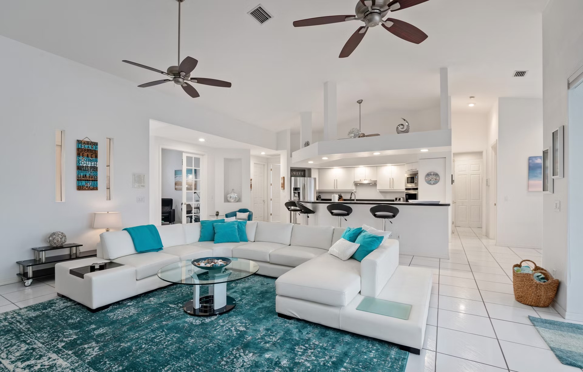 Poolbereich mit Liegen und Blick auf den Kanal und das private Dock.