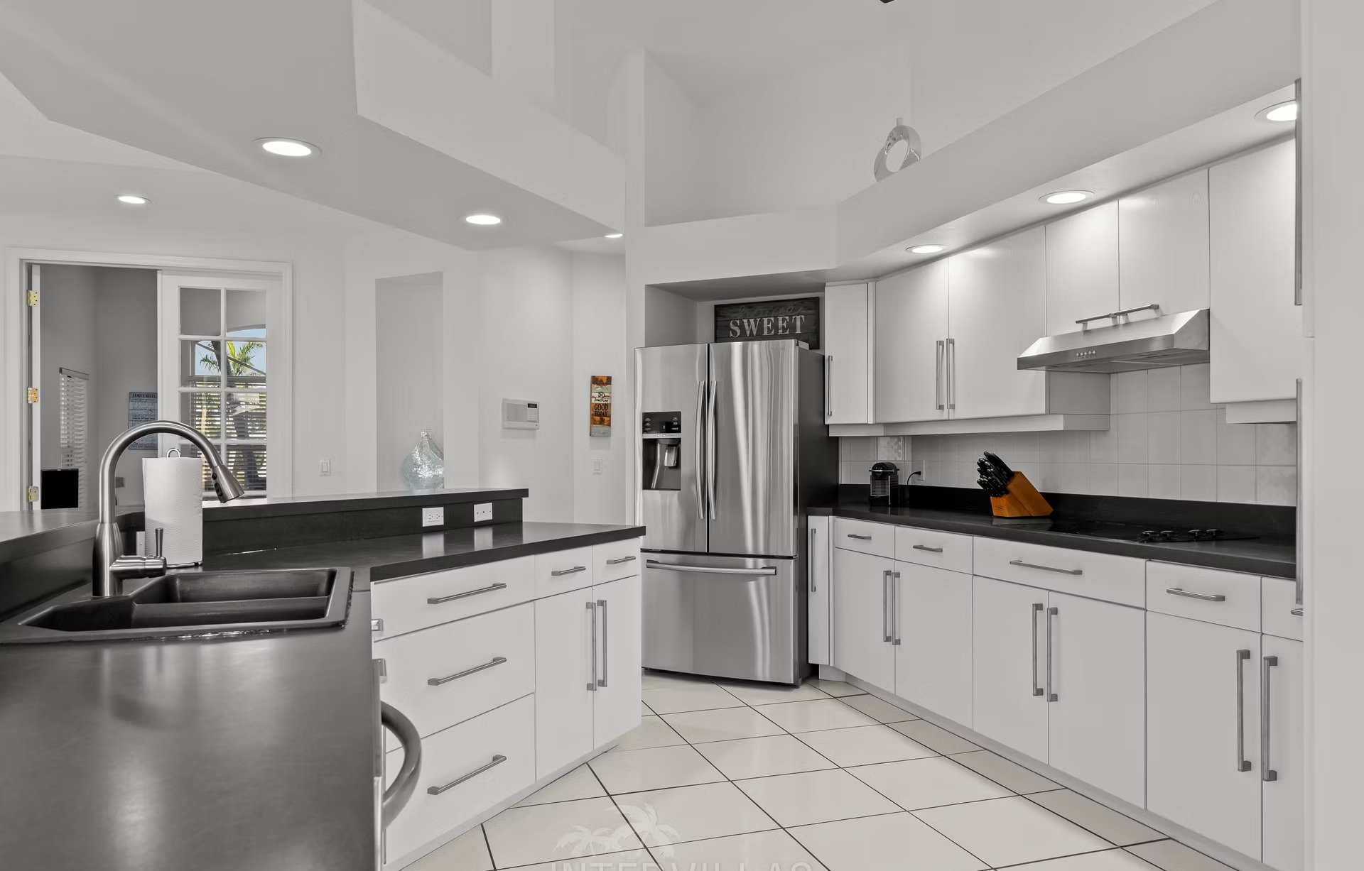 Poolbereich mit Liegen und Blick auf den Kanal am privaten Bootssteg.