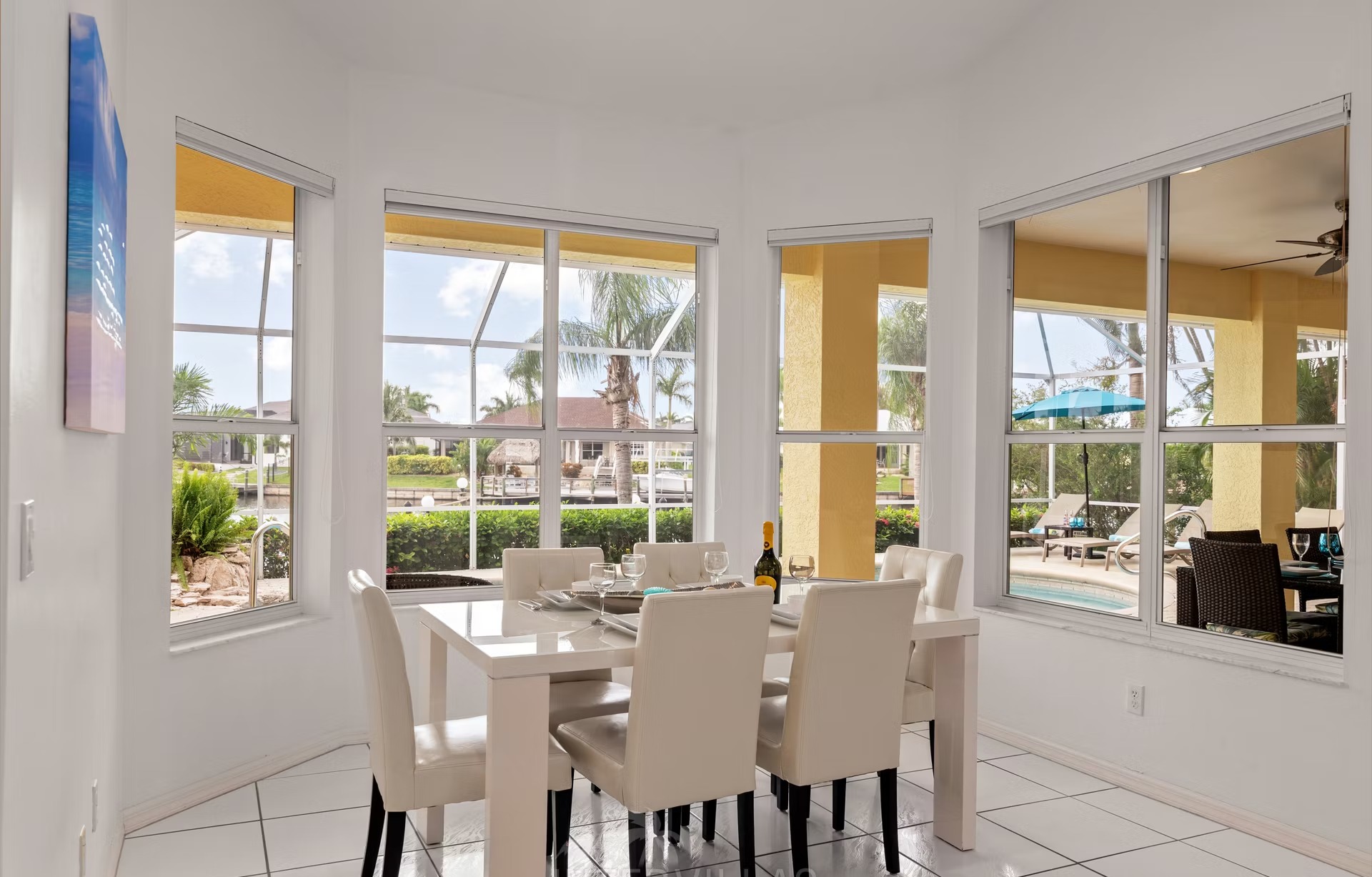 Poolbereich mit Liegen und Blick auf den Kanal am eigenen Dock