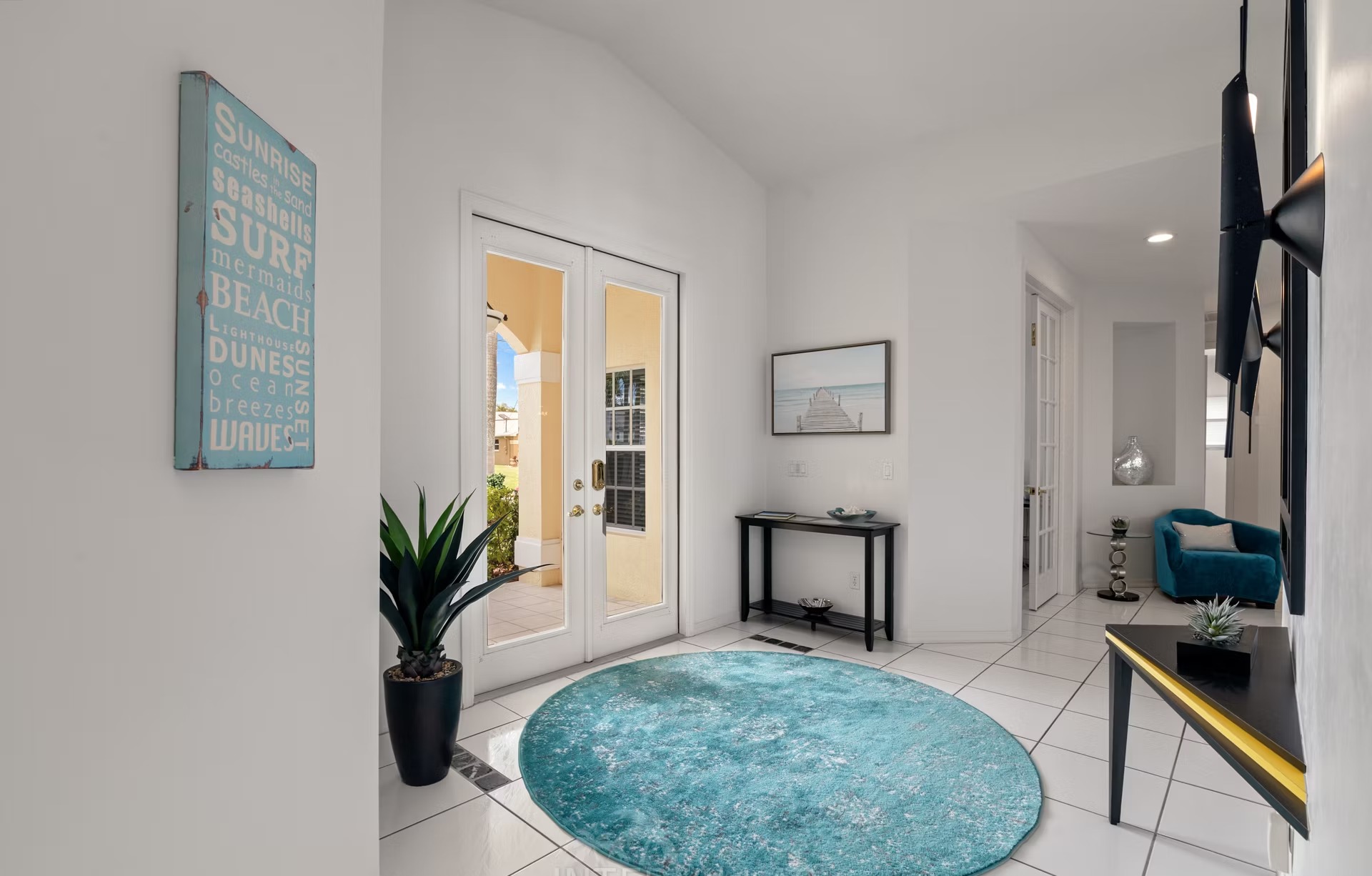 Poolbereich mit Liegen und überdachtem Sitzplatz am Kanal mit Bootssteg und Kajaks.