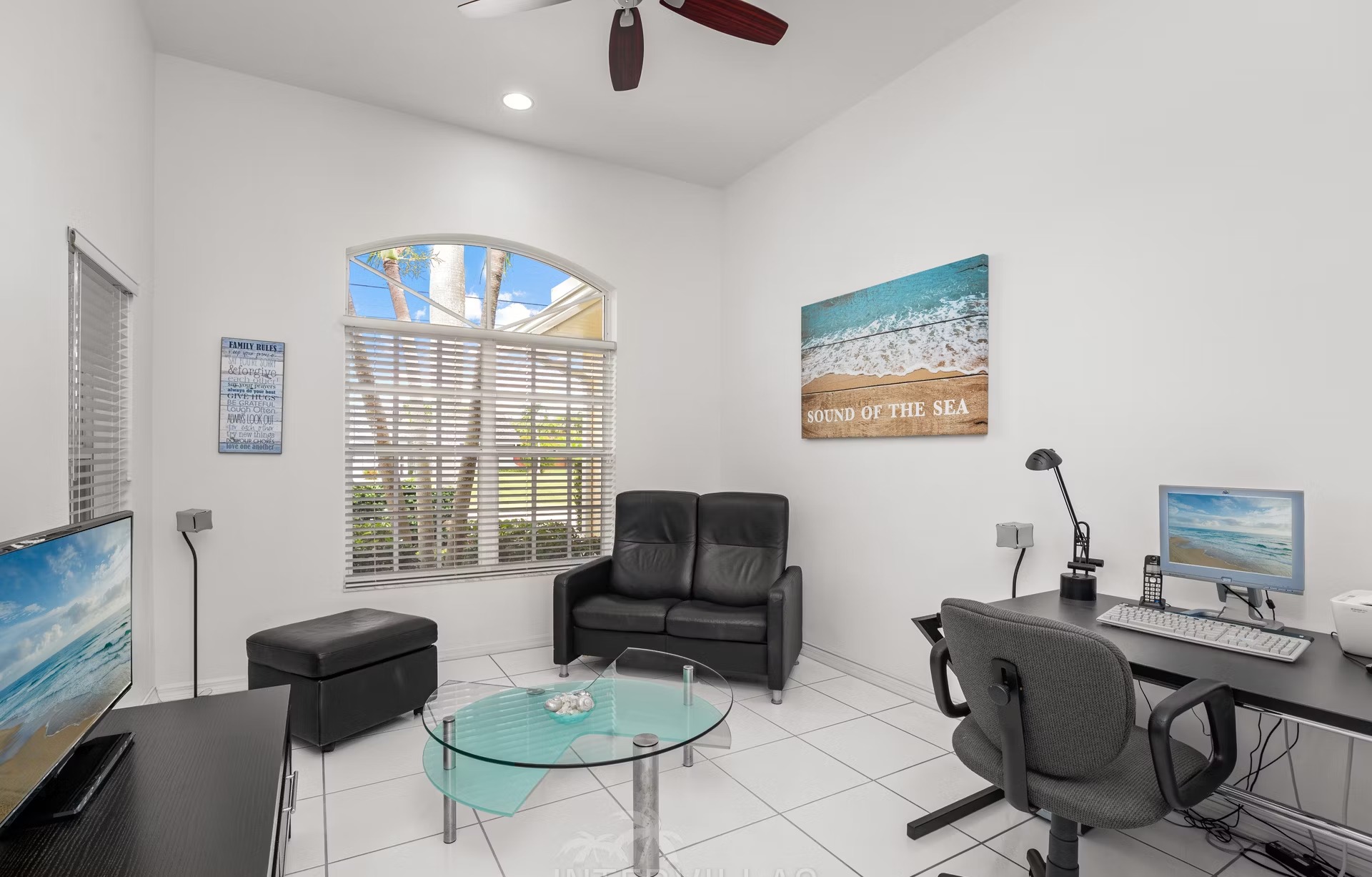 Poolbereich mit Liegen und Blick auf den Kanal am privaten Bootssteg.