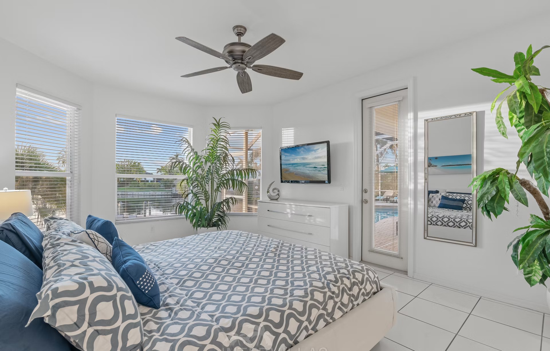 Poolbereich mit Liegen und überdachtem Sitzplatz am Kanal mit Dock und Kajaks.