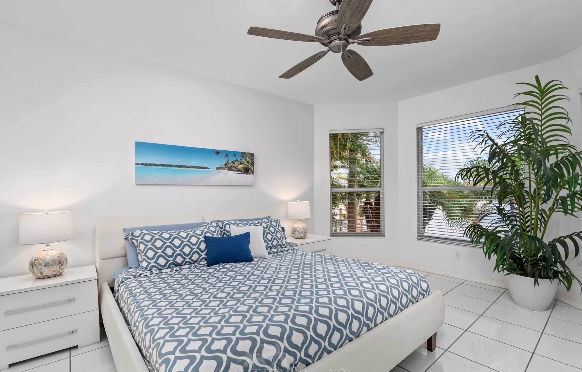 Poolbereich mit Liegen und überdachtem Sitzplatz am Kanal mit Bootssteg und Kajaks.